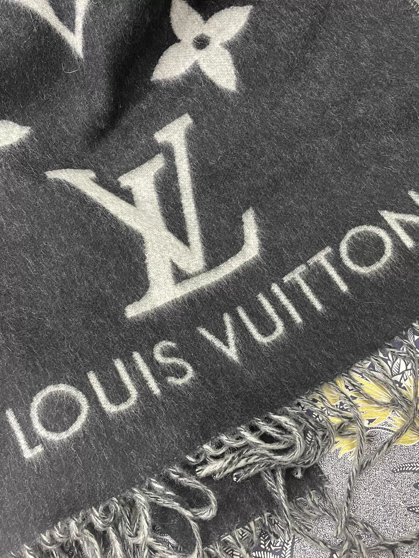 Louis Vuitton LV Black & Gray Color Blocked Monogram Wool Scarf Size ONE SIZE - 4 Thumbnail
