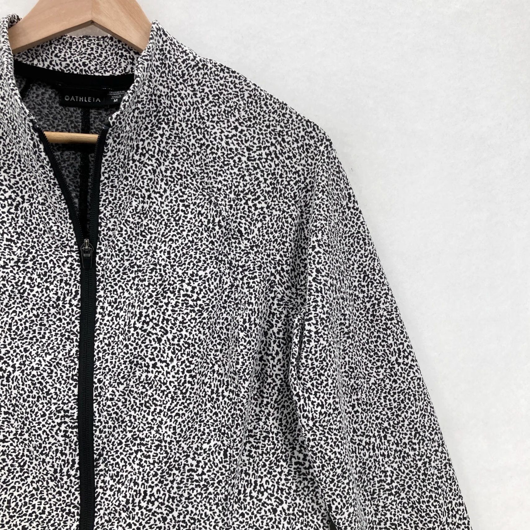 Athleta Athleta Jacket Womens M White Black Jacquard Cheetah Stretch Full Zip Gym Activewear Size M / US 6-8 / IT 42-44 - 2 Thumbnail