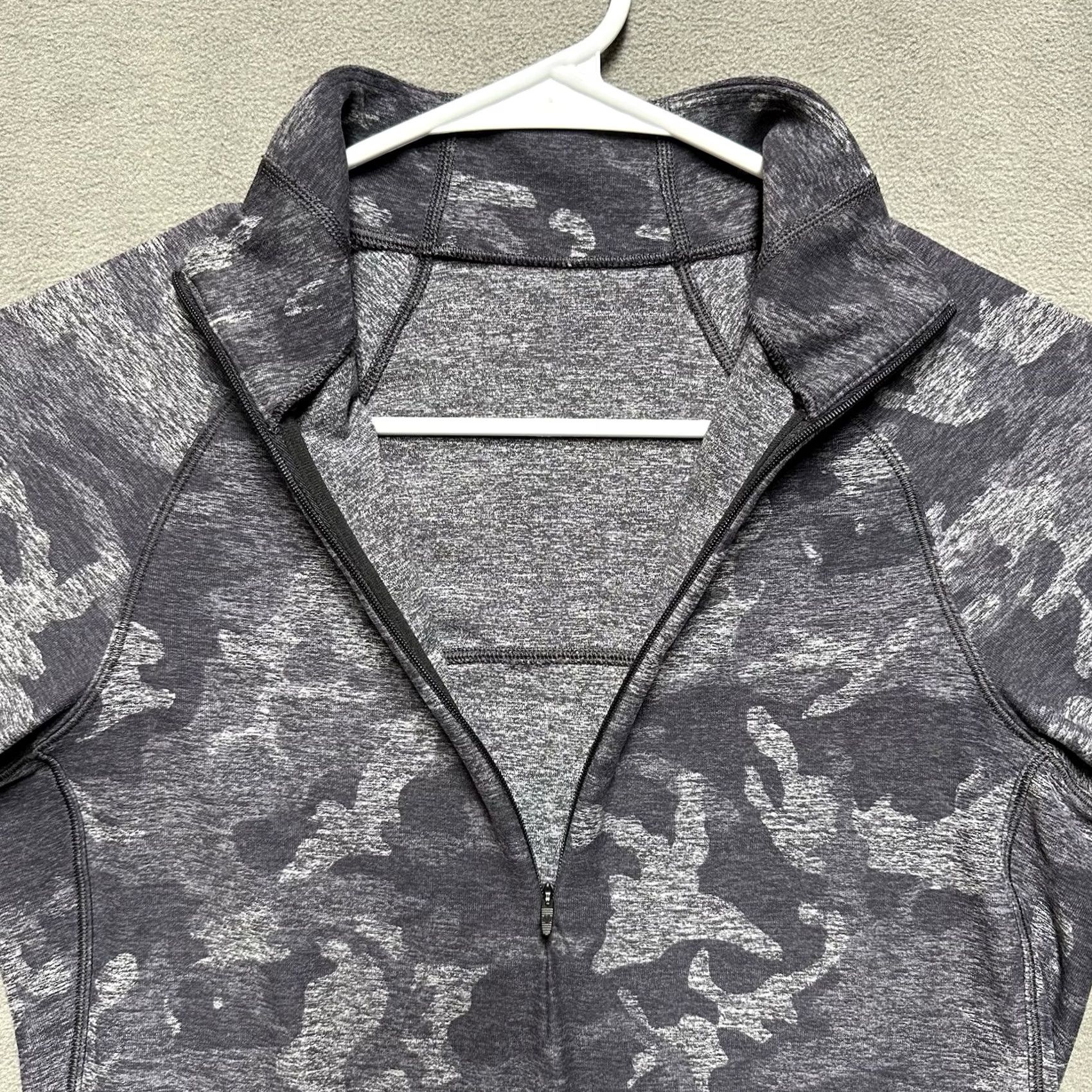 Lululemon Lululemon Outrun The Elements Top Womens Size 6 Gray Incognito Camo HTR Black Size M / US 6-8 / IT 42-44 - 4 Thumbnail