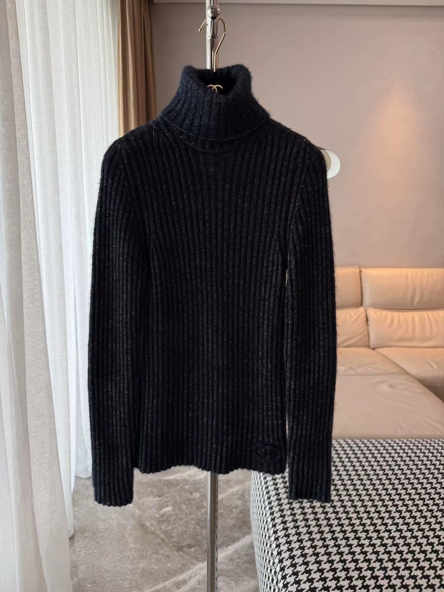Chanel Chanel embossed logo cashmere-silk sweater 40 (small） Size M / US 6-8 / IT 42-44 - 1 Thumbnail