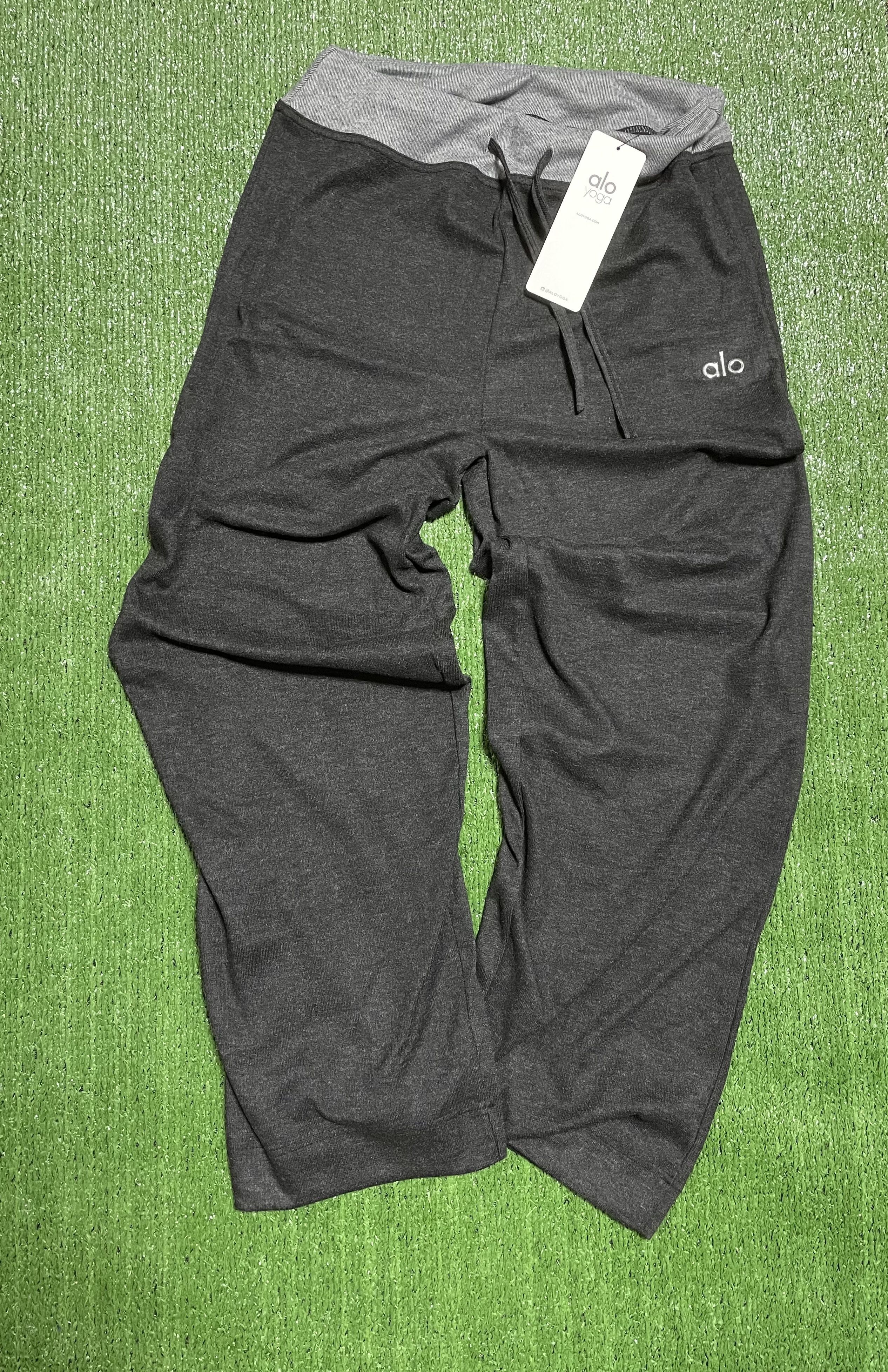 Alo Yoga NWT Alo Yoga Dark Grey Sweatpants Women's Small Light Grey Size 28" / US 6 / IT 42 - 3 Thumbnail