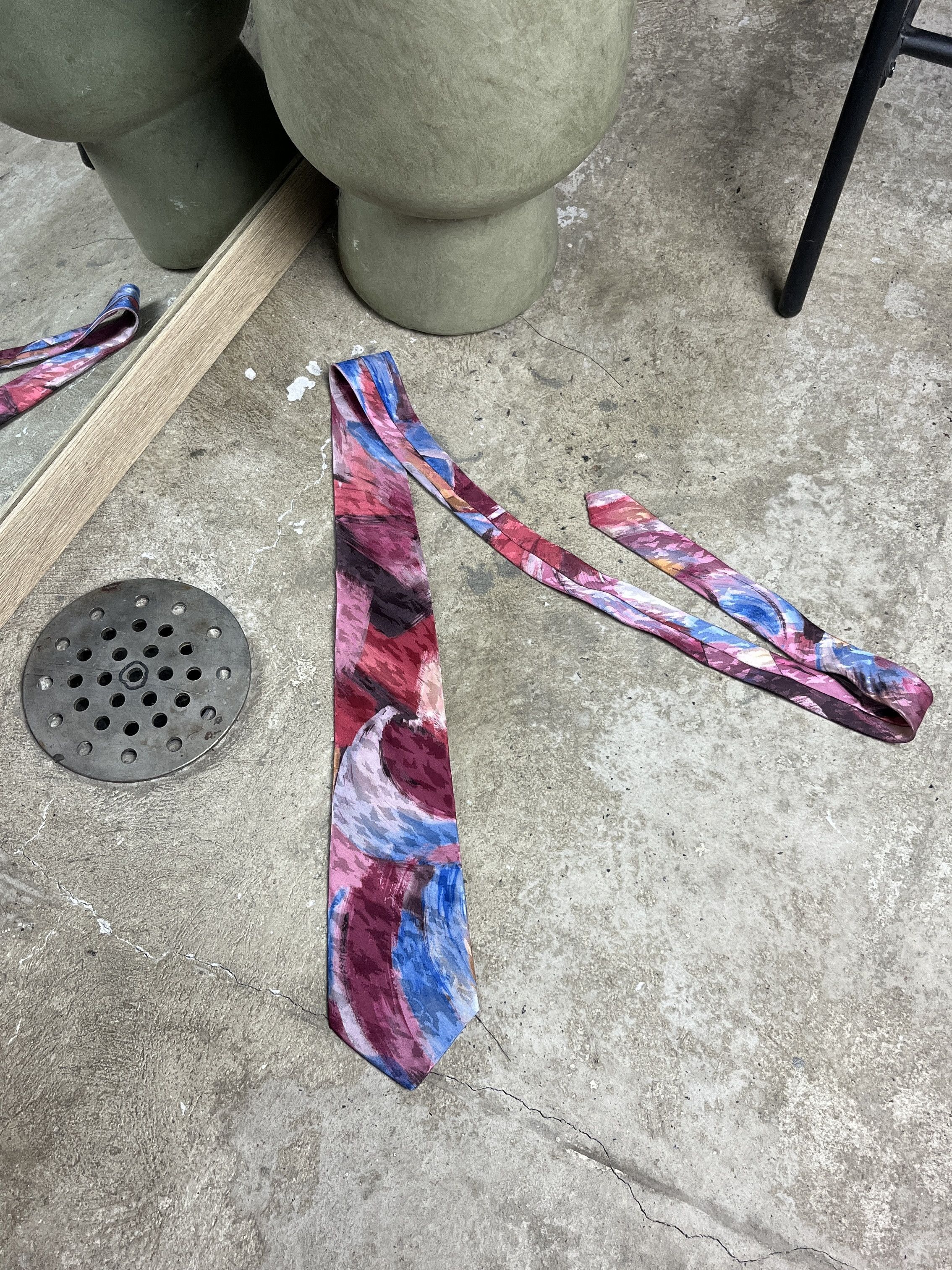 Vintage GIORGIO ARMANI ABSTRACT PRINT SILK TIE - № 4516 Size ONE SIZE - 1 Thumbnail