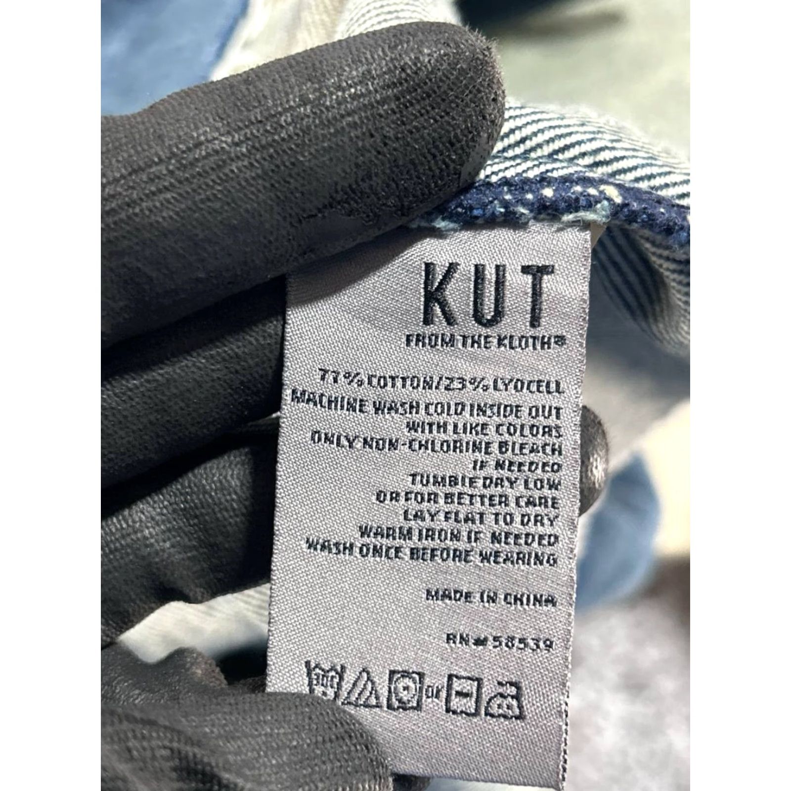 Vintage KUT from the Kloth Cropped Trucker Jacket Womens XS Blue Denim Cotton Raw Hem Jacket Women's XS Blue Denim Cotton Size XS / US 0-2 / IT 36-38 - 5 Thumbnail