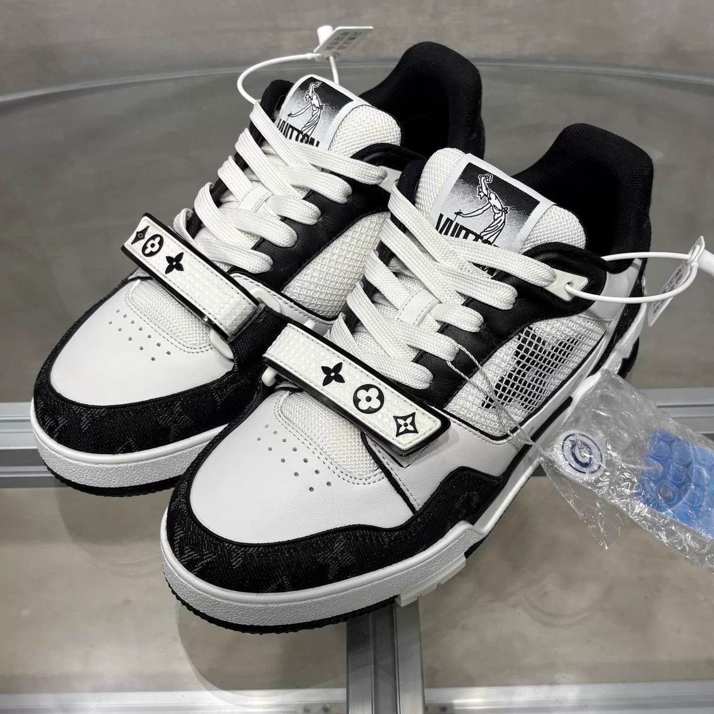 Louis Vuitton LV Trainer Black & White Velcro UK3.5/37.5 YH25099 Size US 7 / IT 37 - 2 Thumbnail