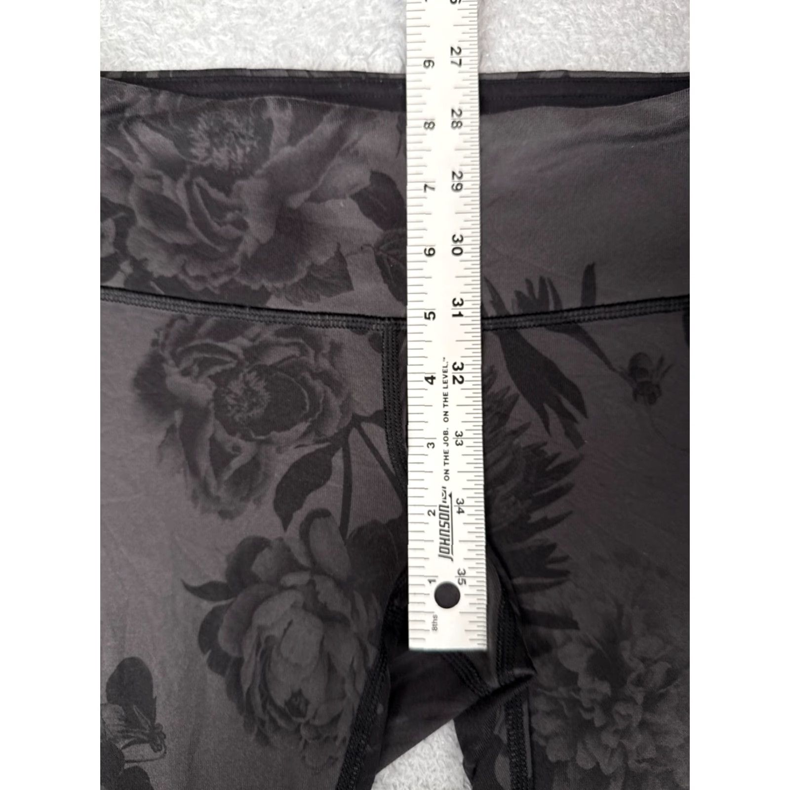 Lululemon **Lululemon Women's Crop Flare Black Gray Yoga Pants** User: **Lululemon Women's Crop Flare Black Gray Yoga Pants** Size 28" / US 6 / IT 42 - 7 Thumbnail