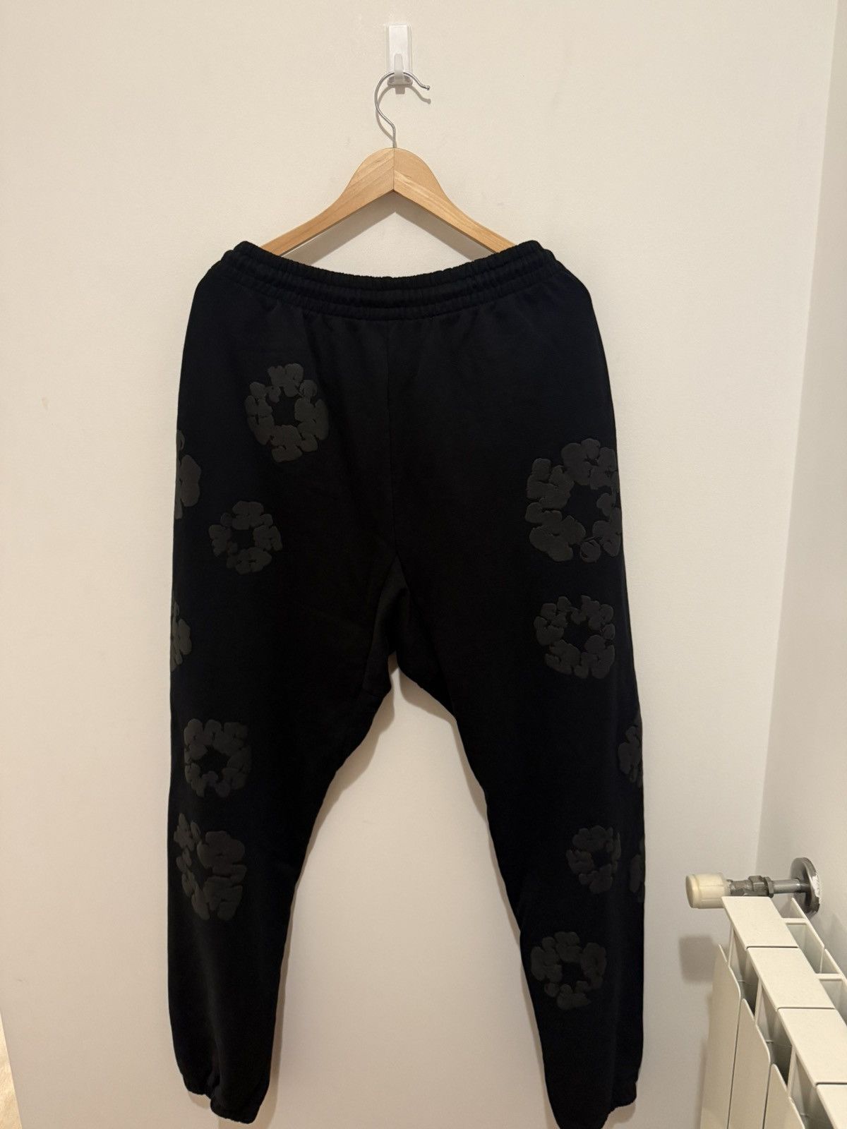 DENIM TEARS Denim Tears Cotton Wreath Black Joggers Size L Size US 34 / EU 50 - 3 Thumbnail