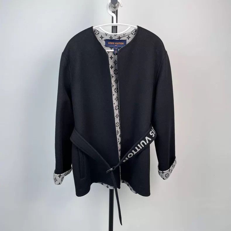 Louis Vuitton Louis Vuitton Black coat with full print inside coat Size XS / US 0-2 / IT 36-38 - 1 Thumbnail