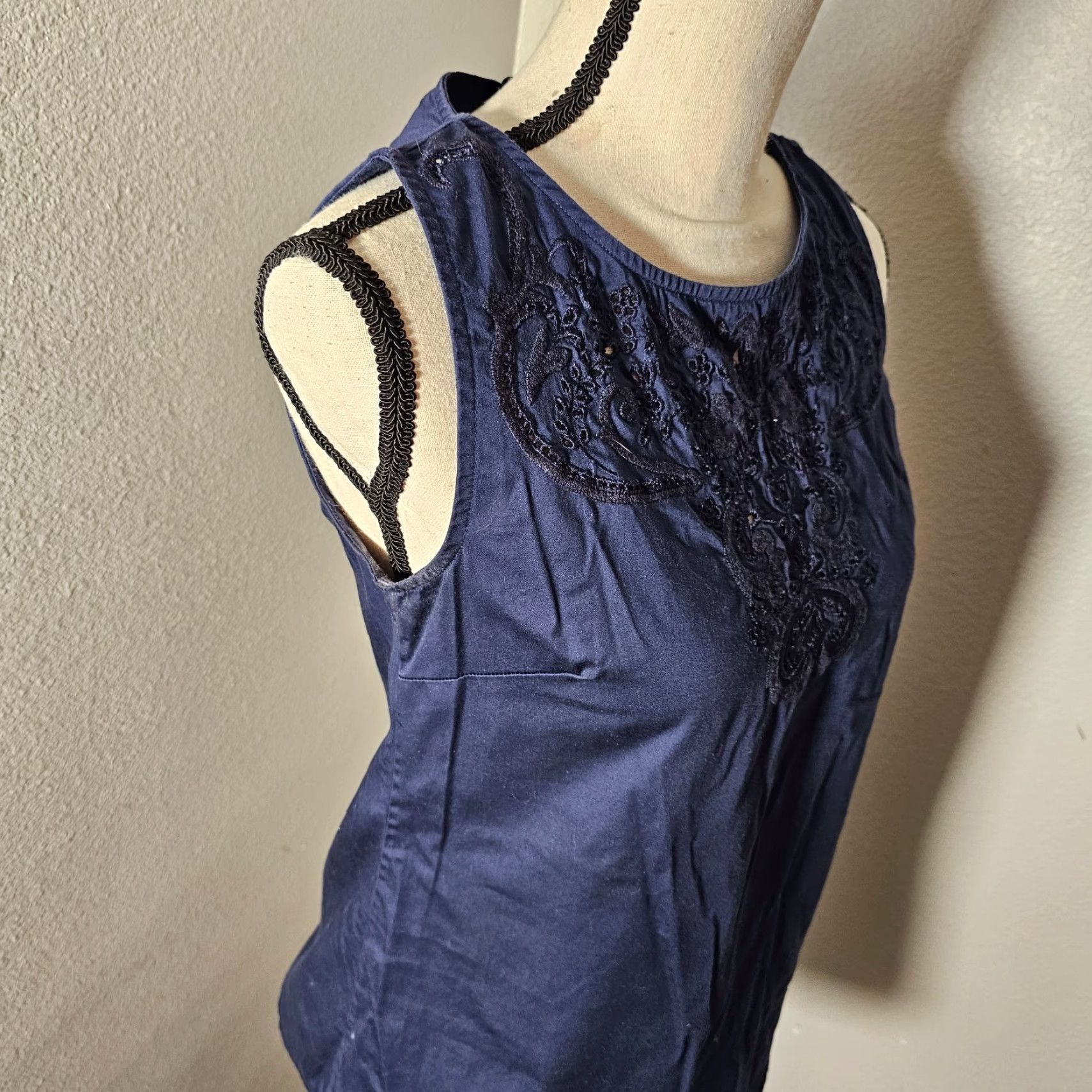 Banana Republic Banana Republic Women's Sleeveless Navy Blue Top Blouse XS Lace Neck Trim Size Size XS / US 0-2 / IT 36-38 - 6 Thumbnail