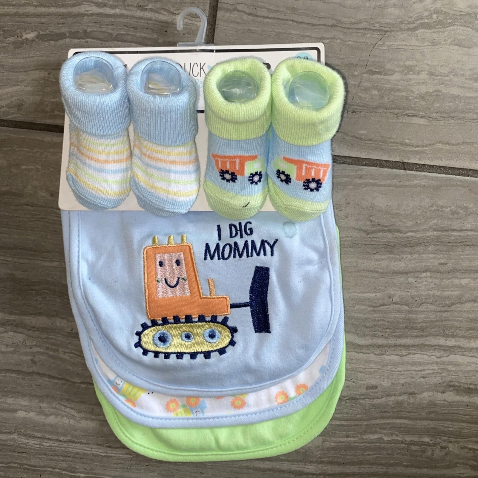 Other NEW 0-9 MO BOYS THEMED 5 PIECE BIBS SOCKS SET 3 BIBS 2 SOCKS Size ONE SIZE - 1 Thumbnail