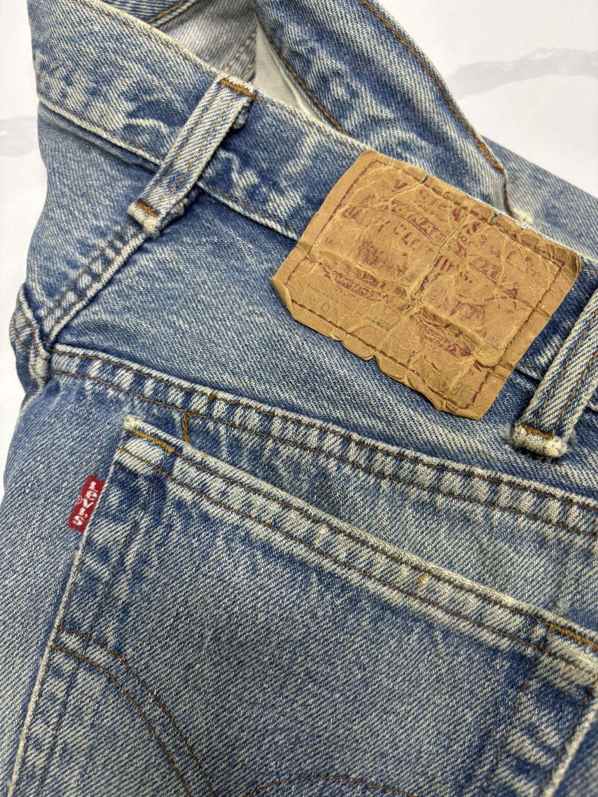 Levi's Vintage Clothing VINTAGE LEVIS 501 NICE FADED DISTRESSED DENIM JEANS Size US 29 - 9 Thumbnail