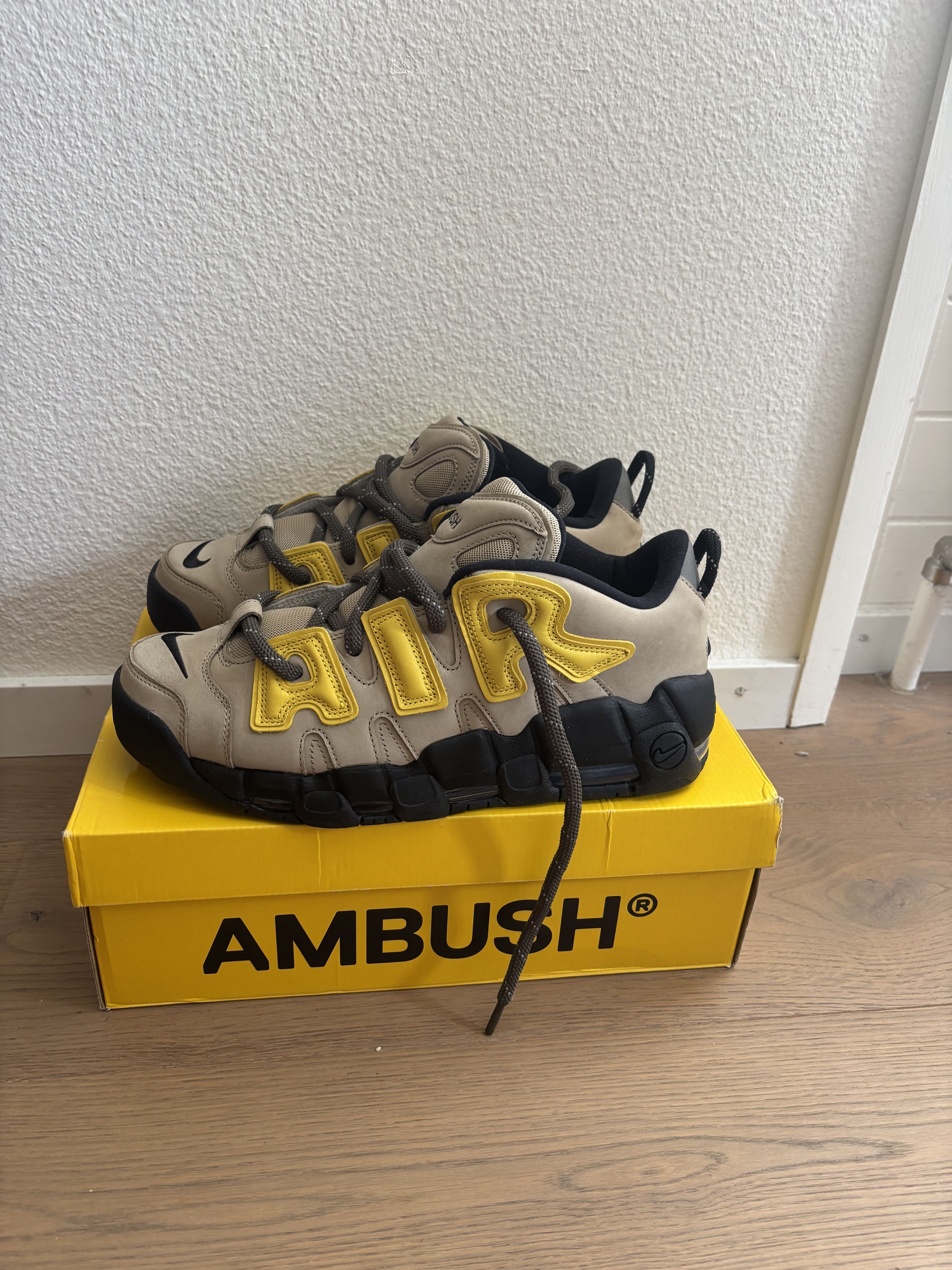スニーカー AMBUSH Nike Air More Uptempo Low Vivid Sulfur and Limeston Air More Uptempo Low x AMBUSH 'Vivid Sulfur and Limestone