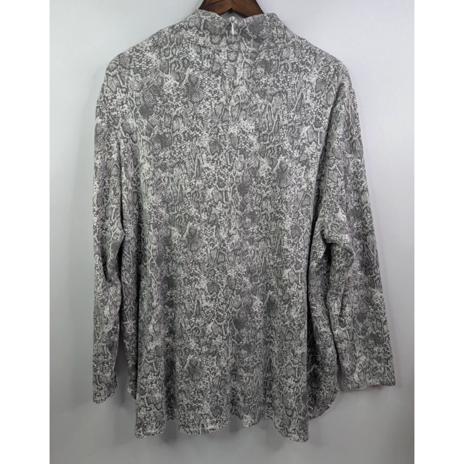 Vintage VINTAGE Chico's Snake Print Mock Neck Tunic Top Womens 2XL Gray Long Sleeve Size XXL / US 16-18 / IT 52-54 - 3 Thumbnail