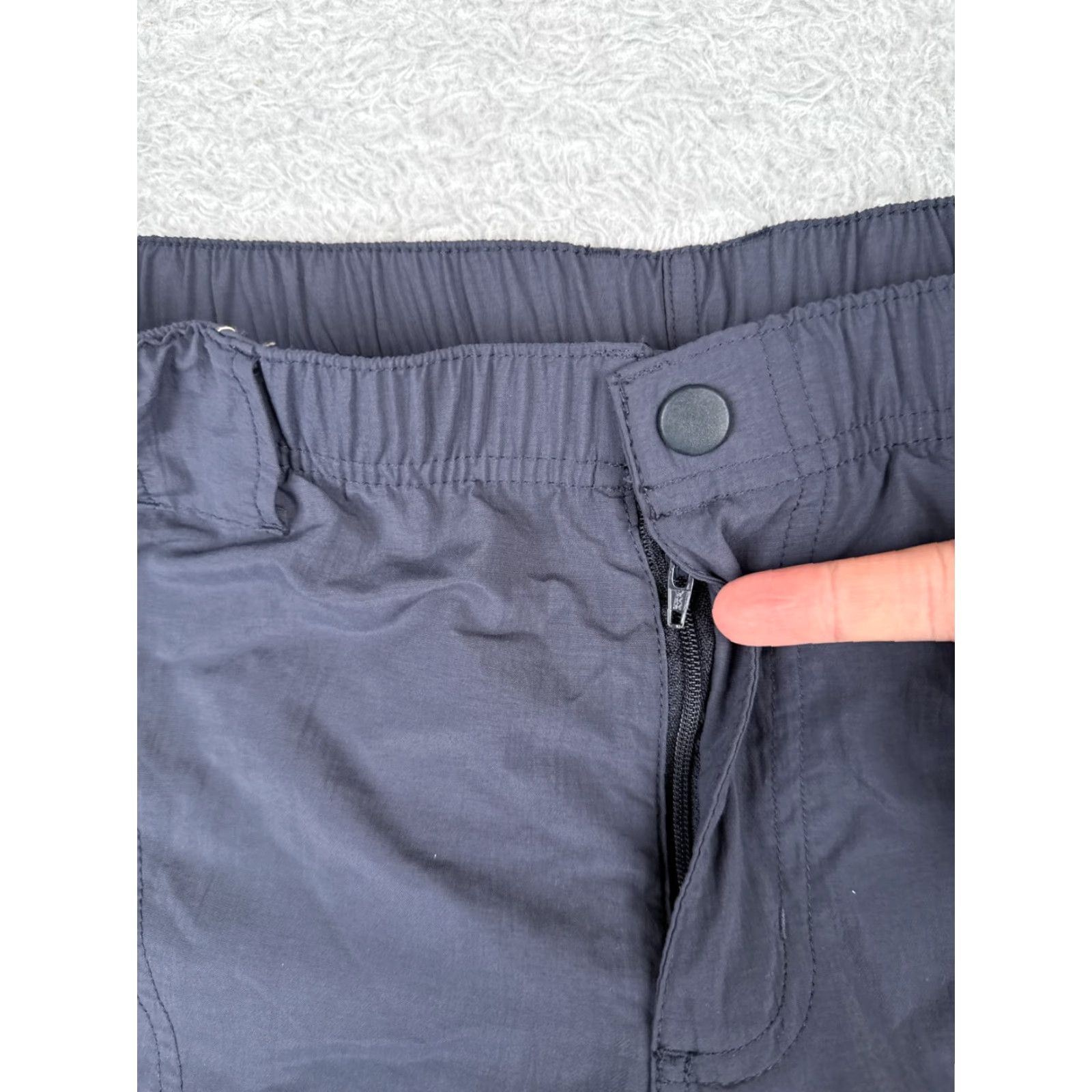 Vintage VINTAGE Columbia Shorts Men Blue Nylon Elastic Waist Zipper Pocket 6" Inseam 38 in Waist Regular Size US 33 - 6 Thumbnail