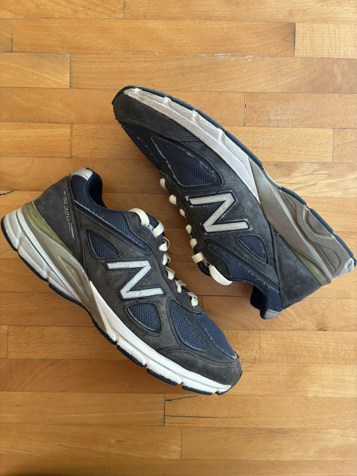 New Balance New balance 990v4 navy cream laces Size US 9 / EU 42 - 2 Thumbnail