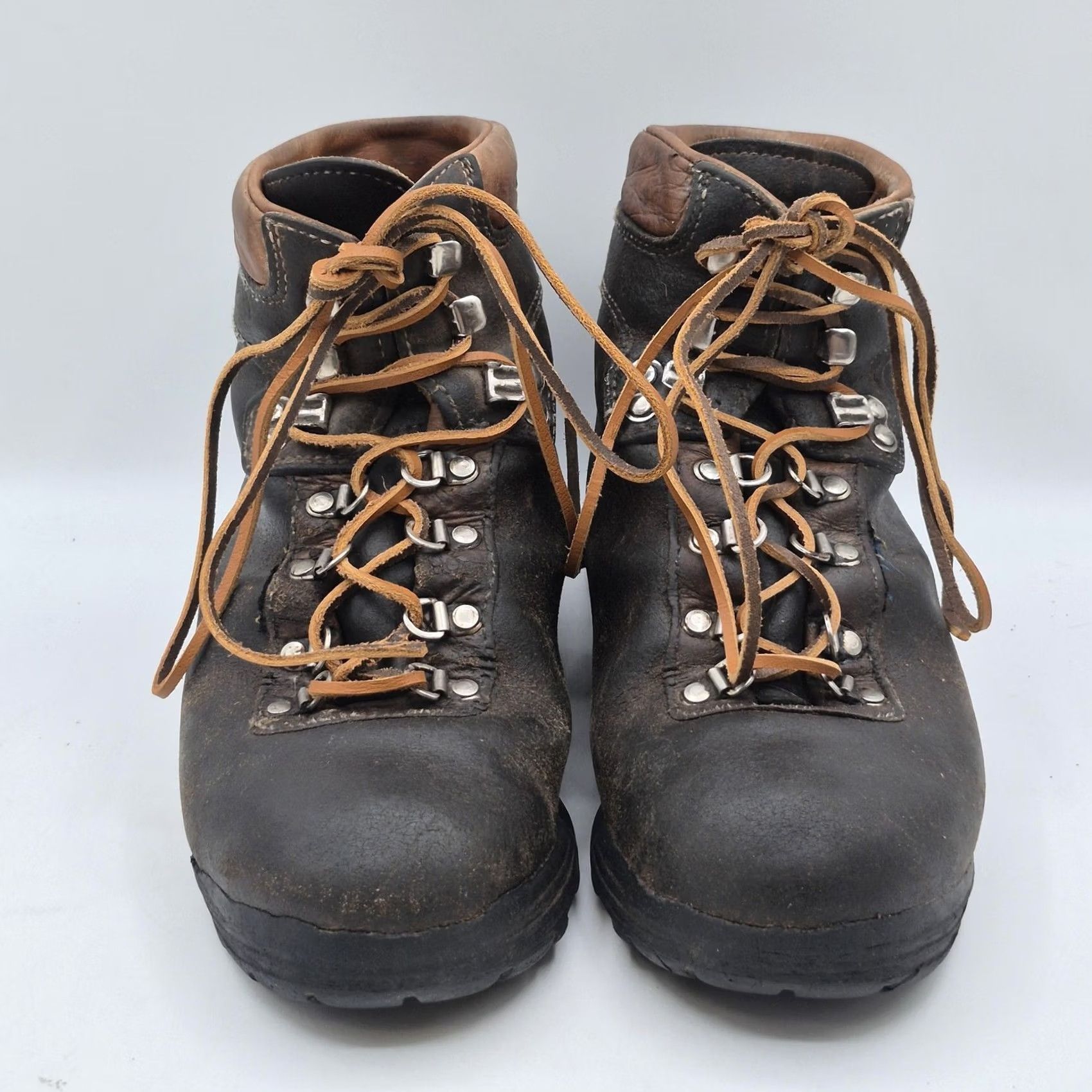 VINTAGE Vasque Boots Mens Size 9.5 Brown Leather Hiking 
