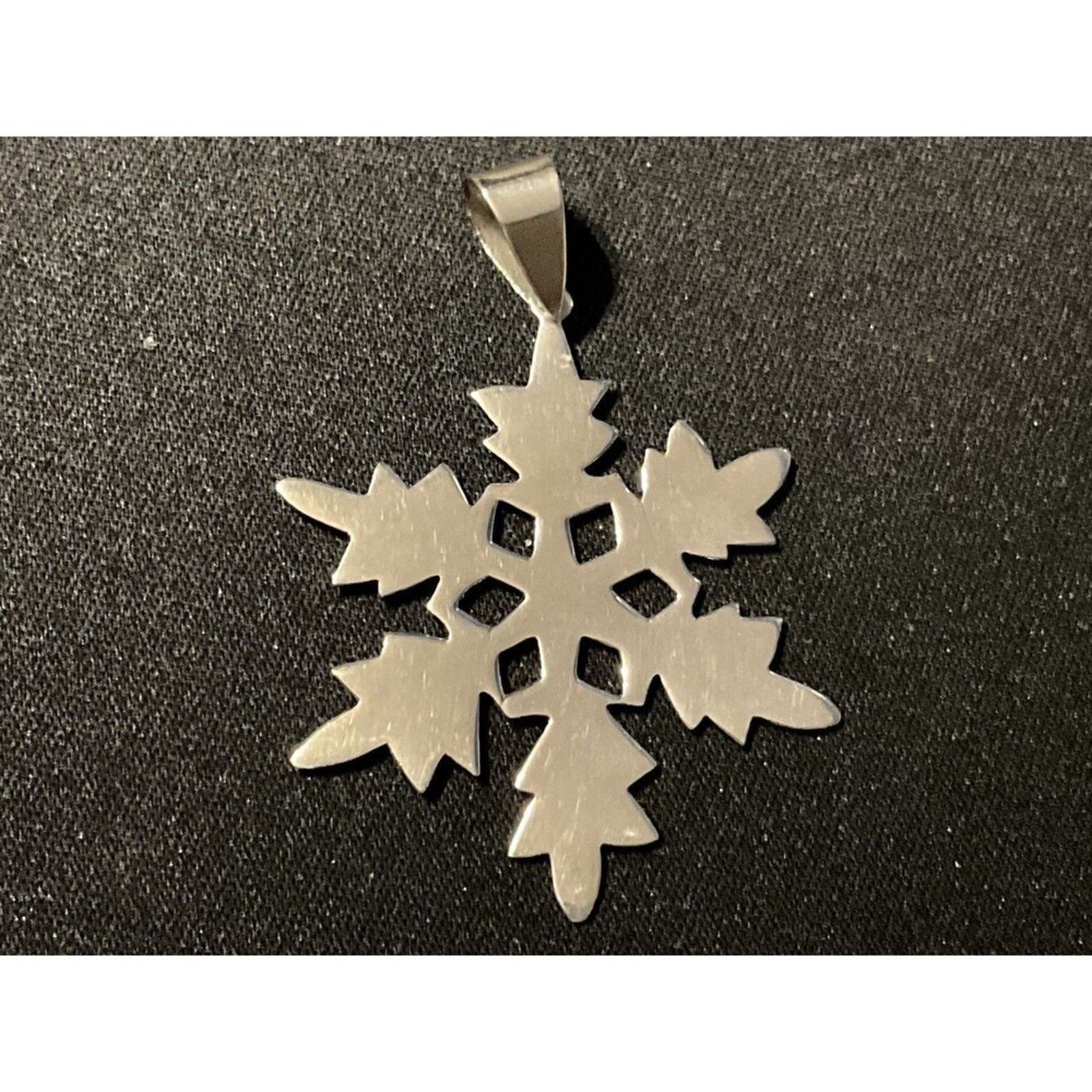 Other 925 Sterling Silver Snow Flake Pendant Size ONE SIZE - 1 Thumbnail