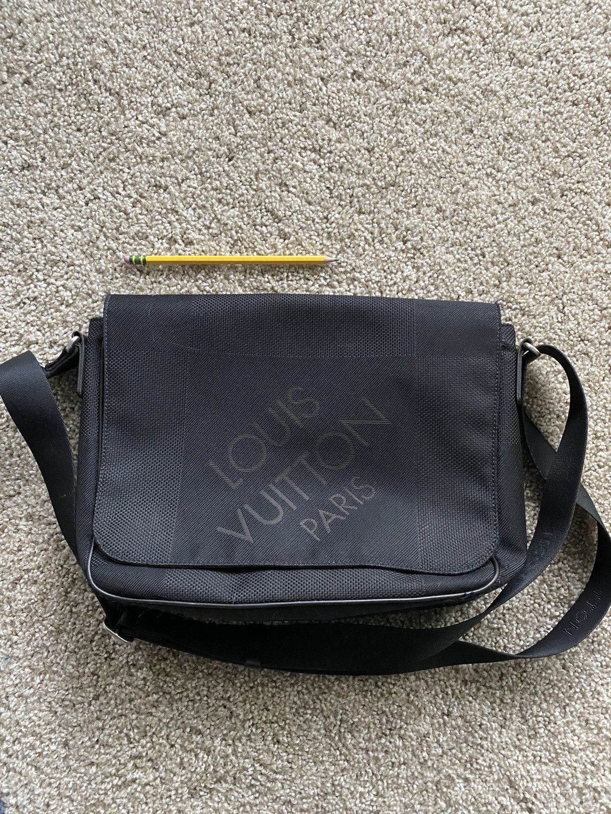 Louis Vuitton Men’s Black Damier Geant Messenger Bag