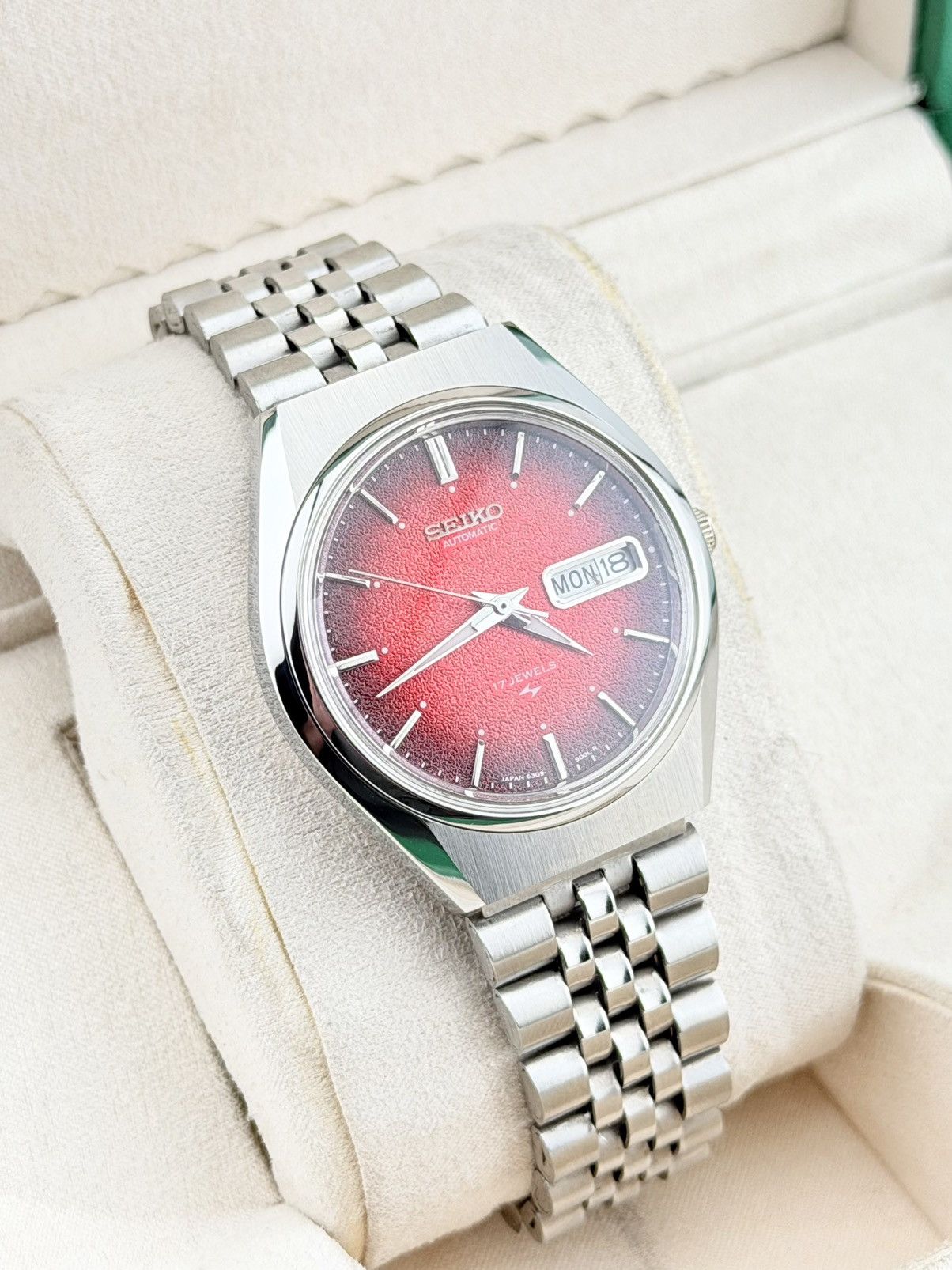 Seiko Seiko 5 Automatic Red Textured Dial Day Date Watch Size 36 - 2 Thumbnail