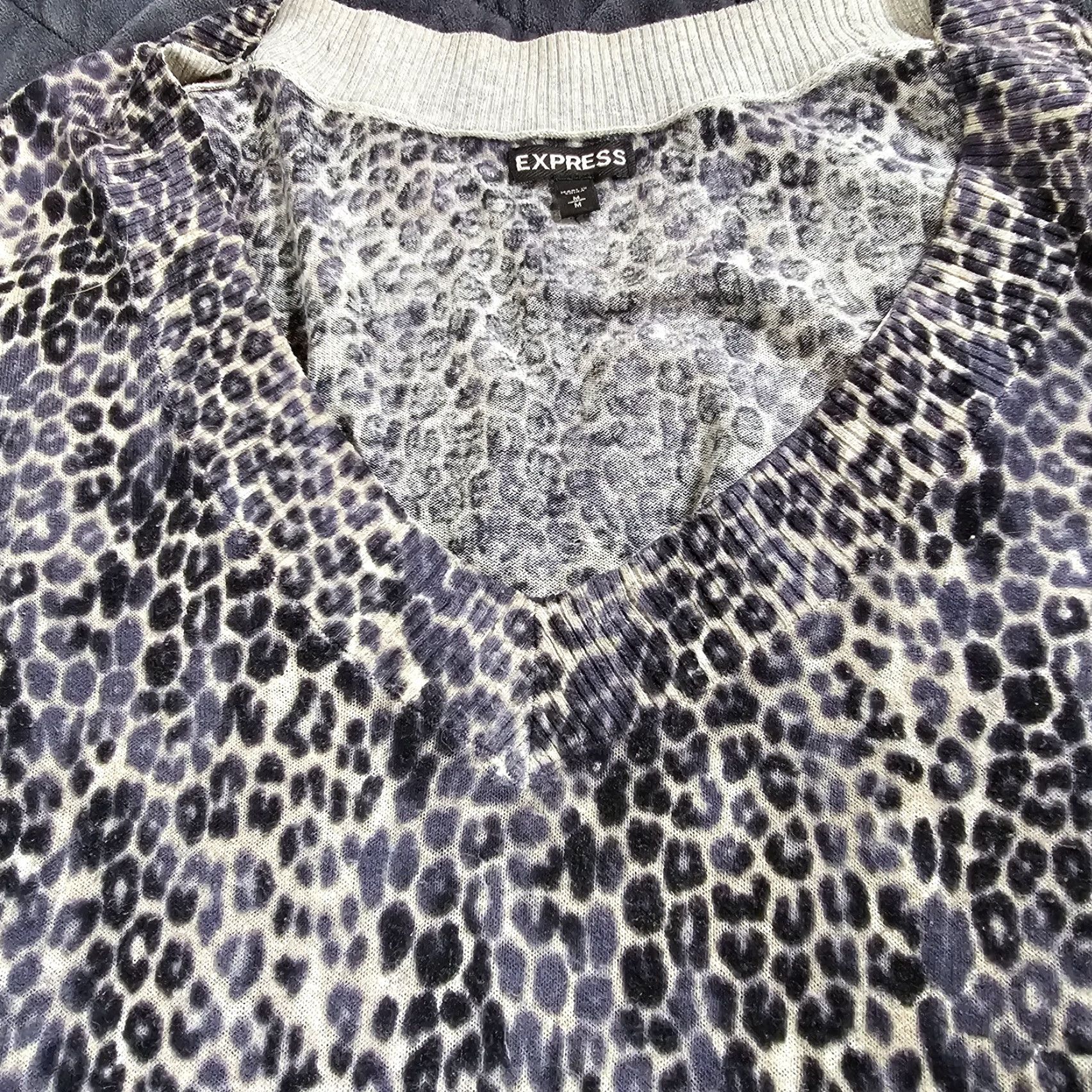 Express Express Blouse Women M Gray Leopard Long Sleeve V-Neck Casual Business Shirt Size M / US 6-8 / IT 42-44 - 3 Thumbnail
