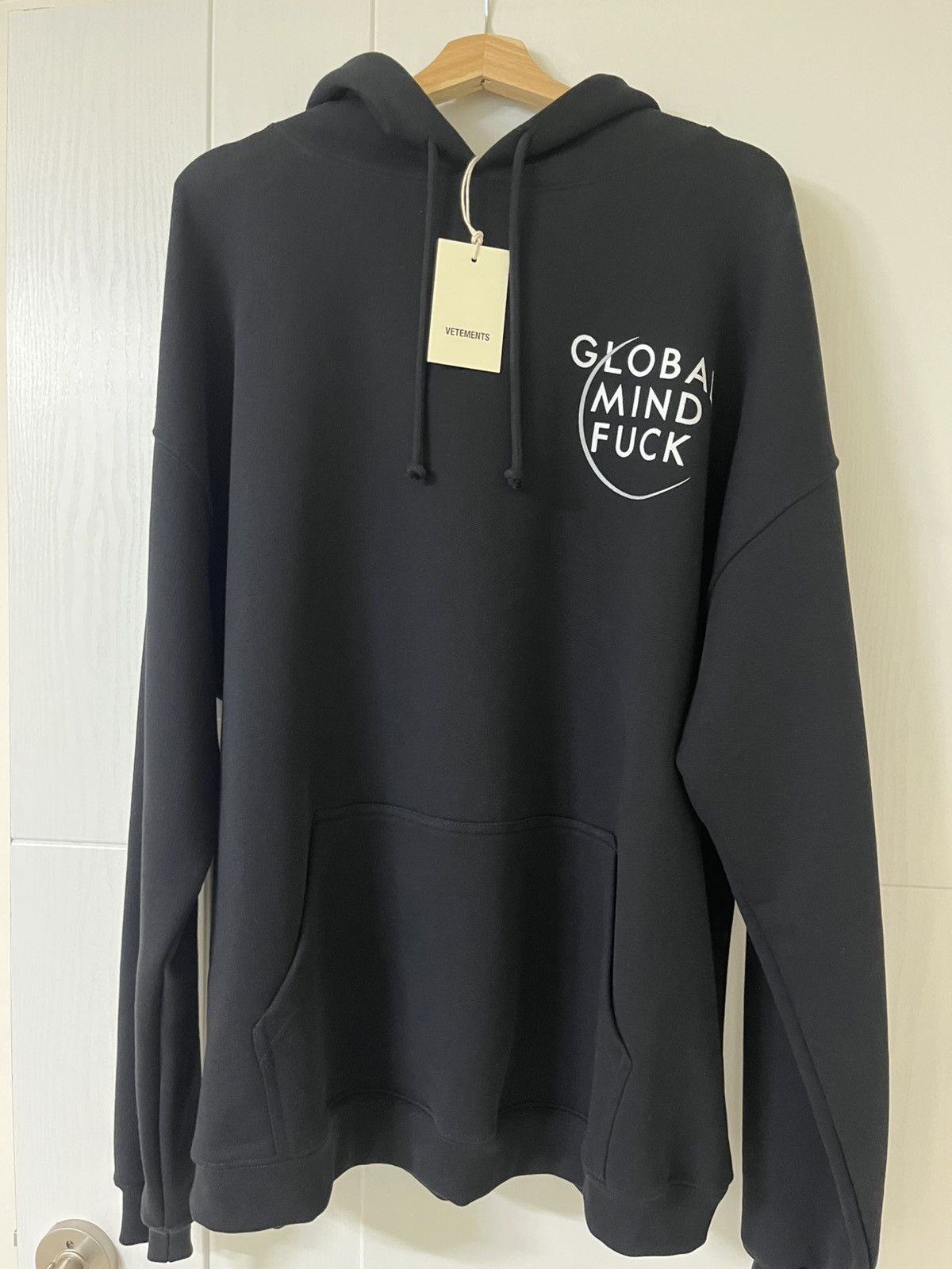 トップス VETEMENTS GLOBAL MIND FUCK HOODIE VETEMENTS Black Global Mind Fuck Hoodie Vetements
