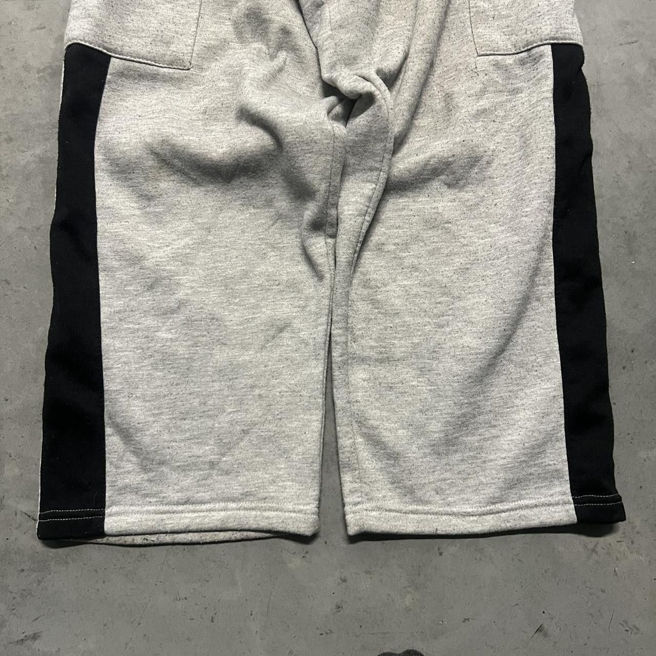Airwalk × Vintage Vintage Y2K Grey and Black Airwalk Cargo Sweatpants! Size US 34 / EU 50 - 5 Thumbnail