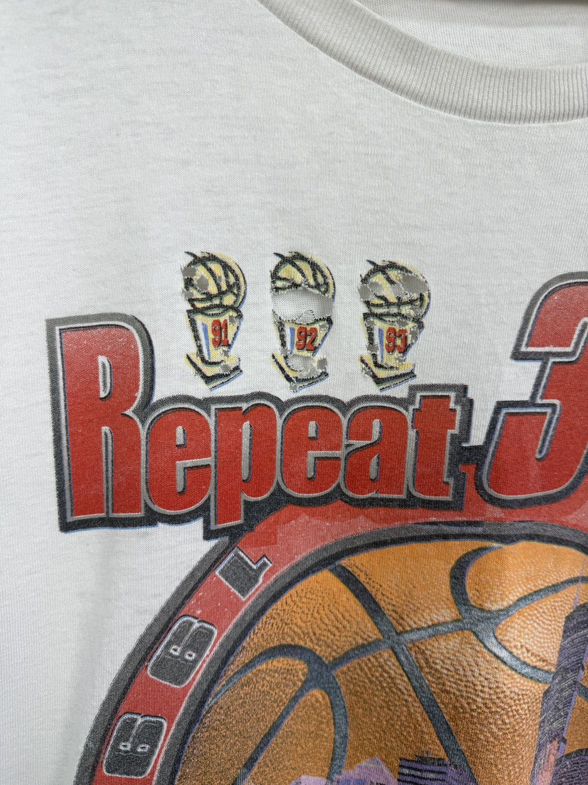 Starter 🇺🇸 Vintage 1998 Chicago Bulls Repeat 3 Peat Starter T-Shir Size US XXL / EU 58 / 5 - 7 Thumbnail