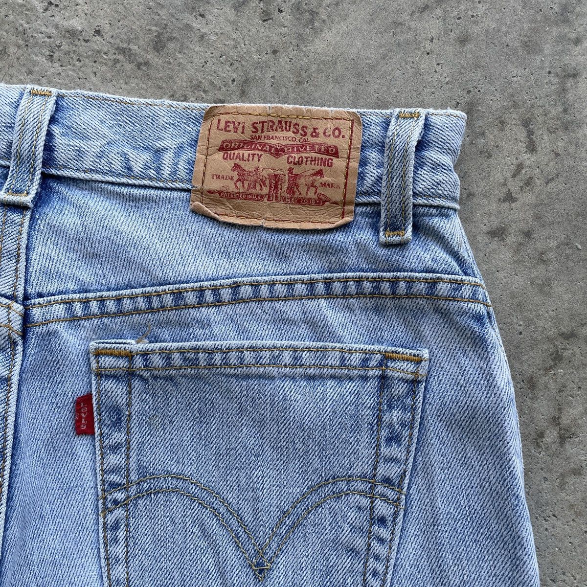 Jean × Levi's × Vintage W29 Vintage Levi’s 550 Relaxed Jeans Faded Denim Pants Size US 29 - 8 Thumbnail