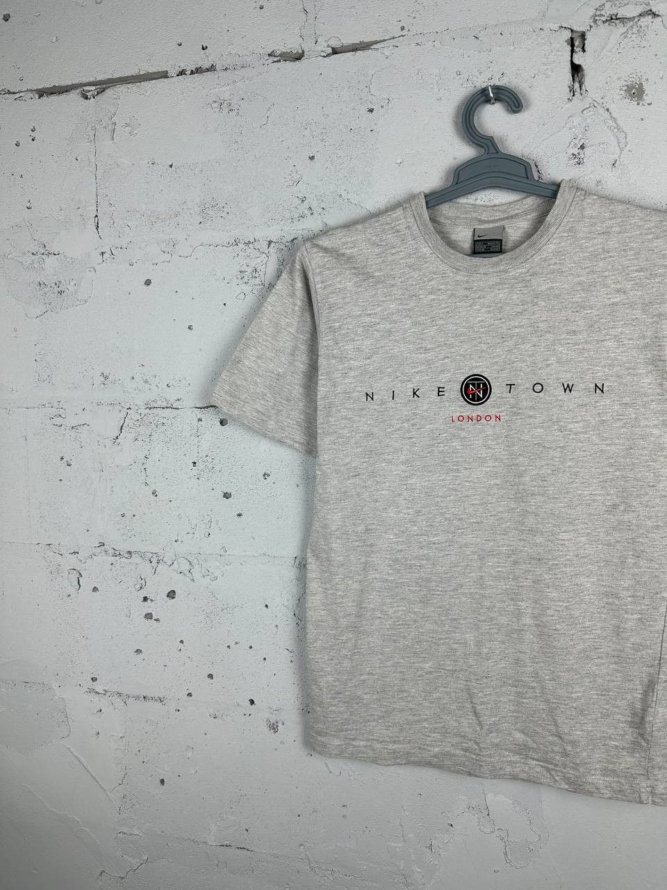 Nike × Vintage Vintage 2000s Nike London Nike Town Gray T-shirt Size US S / EU 44-46 / 1 - 3 Thumbnail