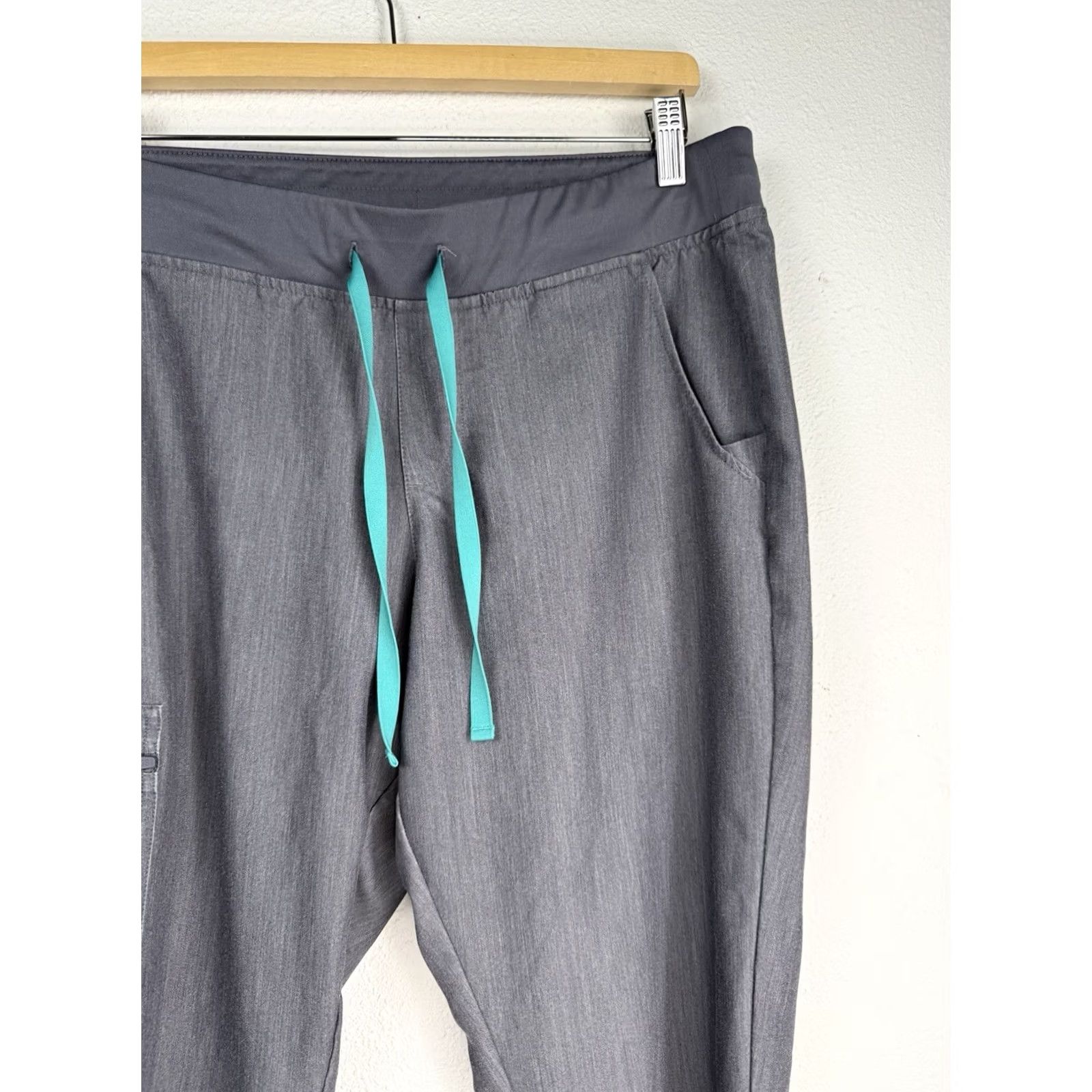 Vintage Figs Scrub Pants Joggers Gray Stretch Women's Size L RN#142256 Nurse Pants Gray Women L Socialized Size 36" / US 14 / IT 50 - 4 Thumbnail