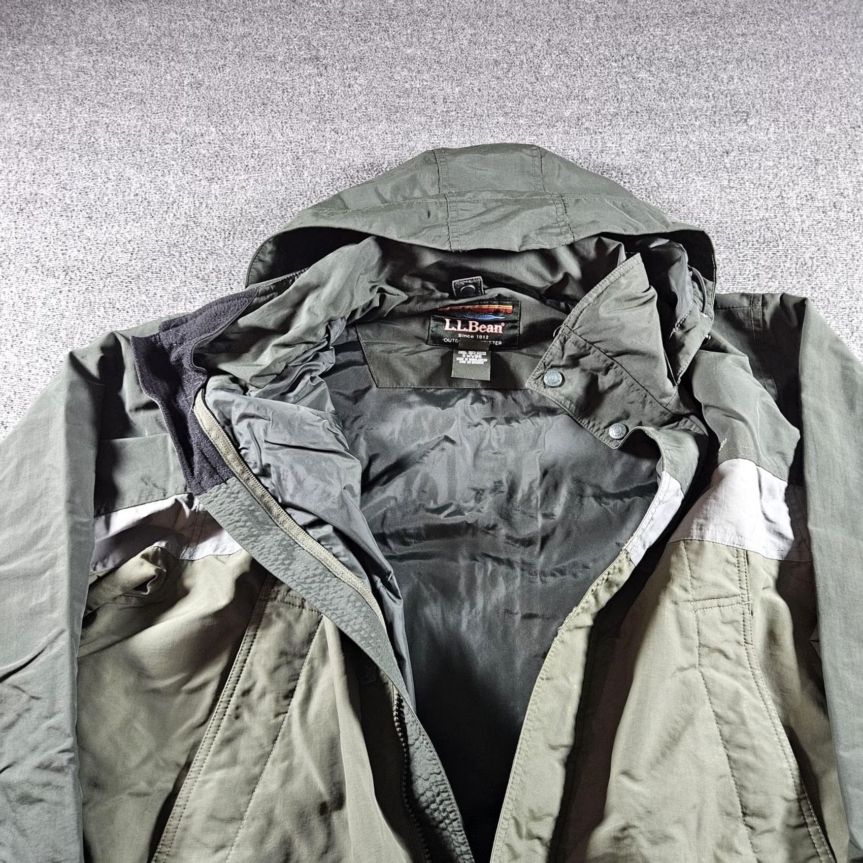 Vintage L.L. Bean Parka Jacket Mens LT Green Hooded Nylon Outdoor Hiking Lined Full Zip Pockets Seasonal Fall + Logo Zipper Vintage: No (avoid extra text) Size US L / EU 52-54 / 3 - 6 Thumbnail