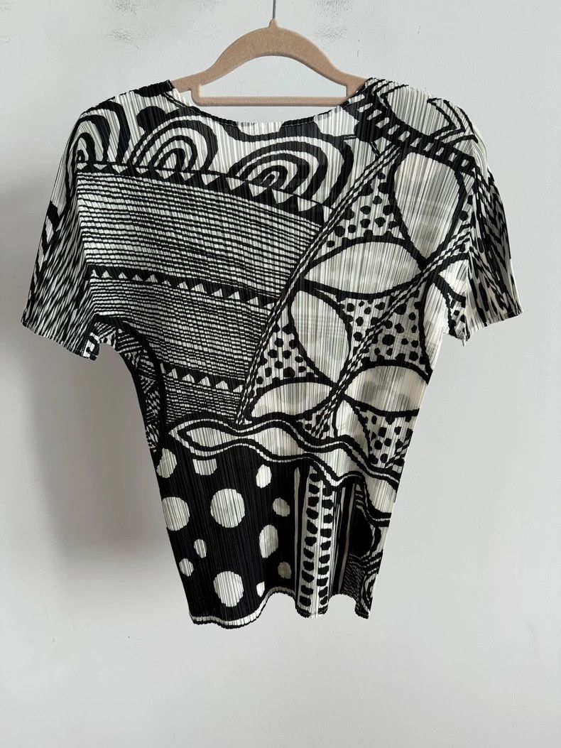 Issey Miyake Issey Miyake size:3 Black and white pleated short-sleeved Size S / US 4 / IT 40 - 2 Thumbnail