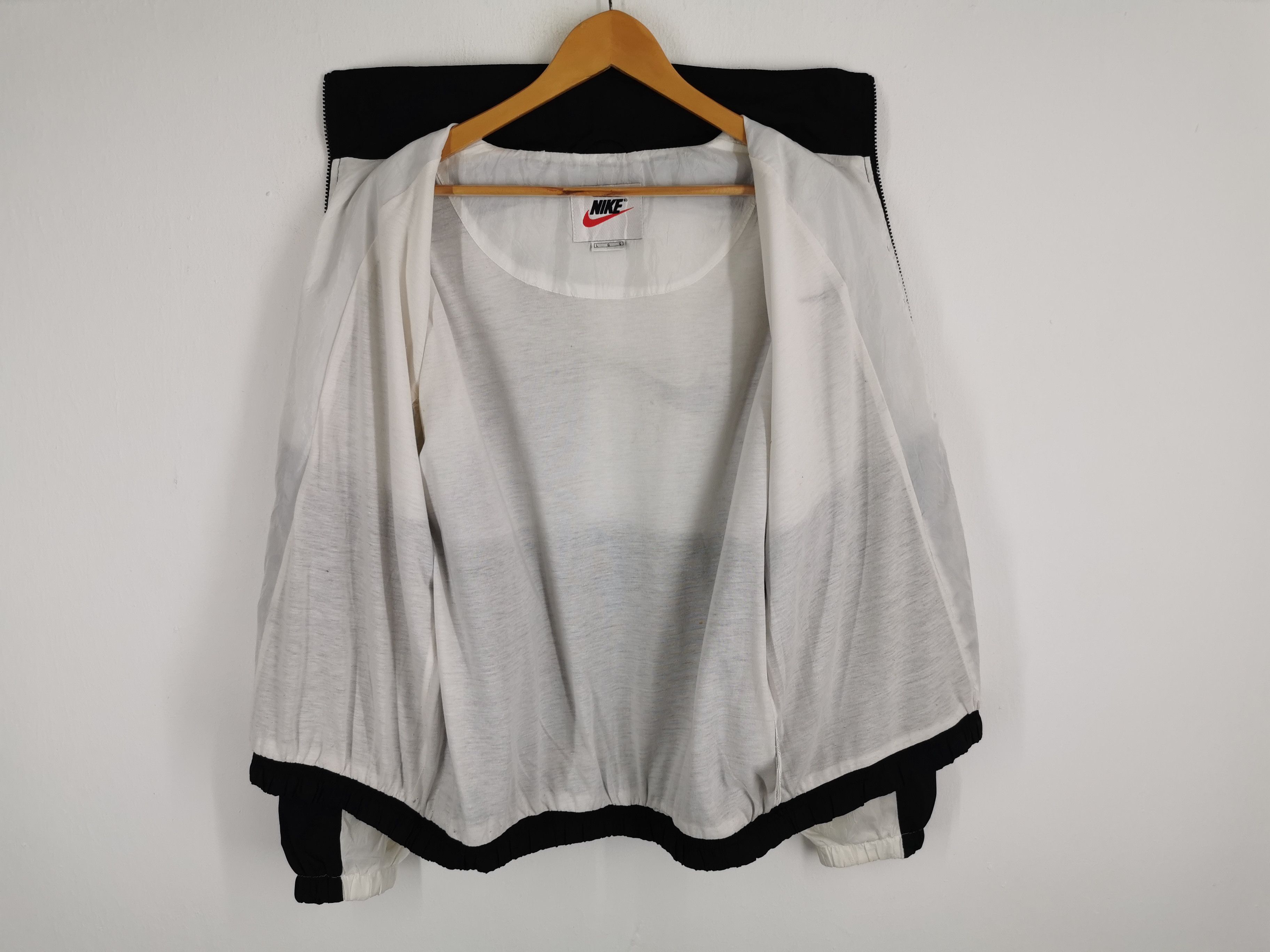 Nike Distressed Vintage 90s Nike Big Logo Windbreaker Jacket Size US L / EU 52-54 / 3 - 3 Thumbnail