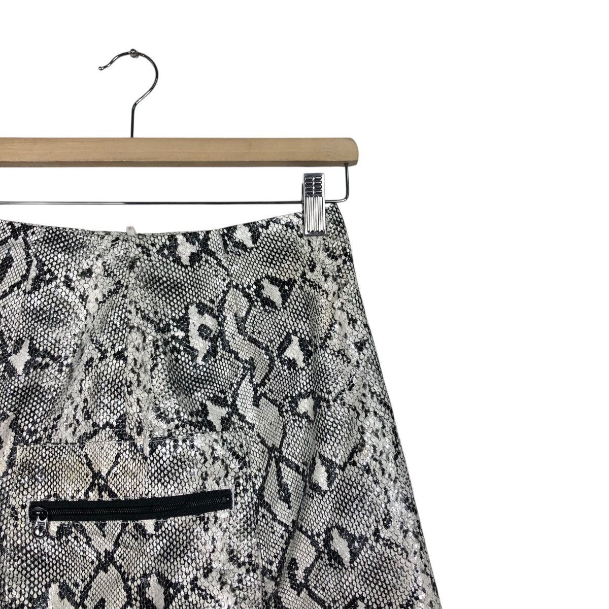 Japanese Brand X-Girl Snake Print Mini Skirt w/ Front Zip Pocket Size 24" / US 00 / IT 34 - 7 Thumbnail