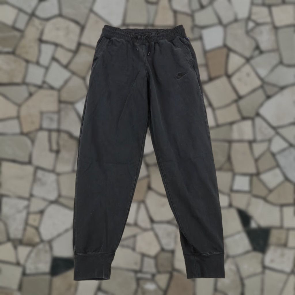 Nike VINTAGE Nike Jogger Pants Womens Small Black Athleisure Casual Sportswear Tapered Leg Size S / US 4 / IT 40 - 1 Thumbnail