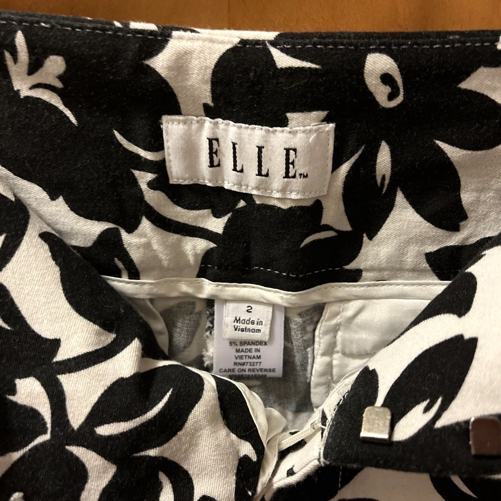 Vintage VINTAGE ELLE Women Capri Pants Size 2 Straight Leg Floral Pattern White Black Stretch Summer Fall Winter Size 26" / US 2 / IT 38 - 5 Thumbnail