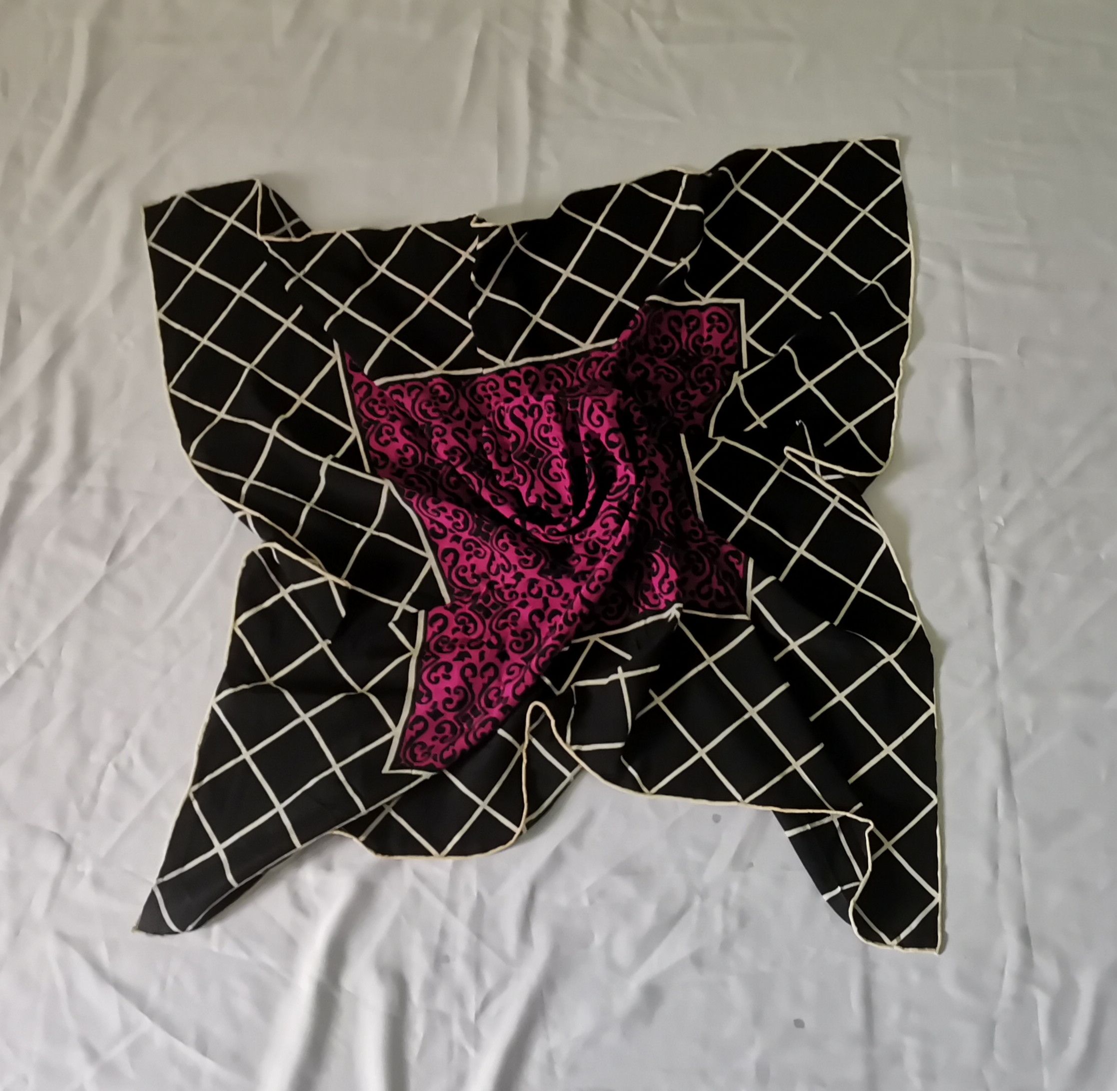 Louis Feraud Rare Louis Feraud scarves nice design Size ONE SIZE - 2 Thumbnail