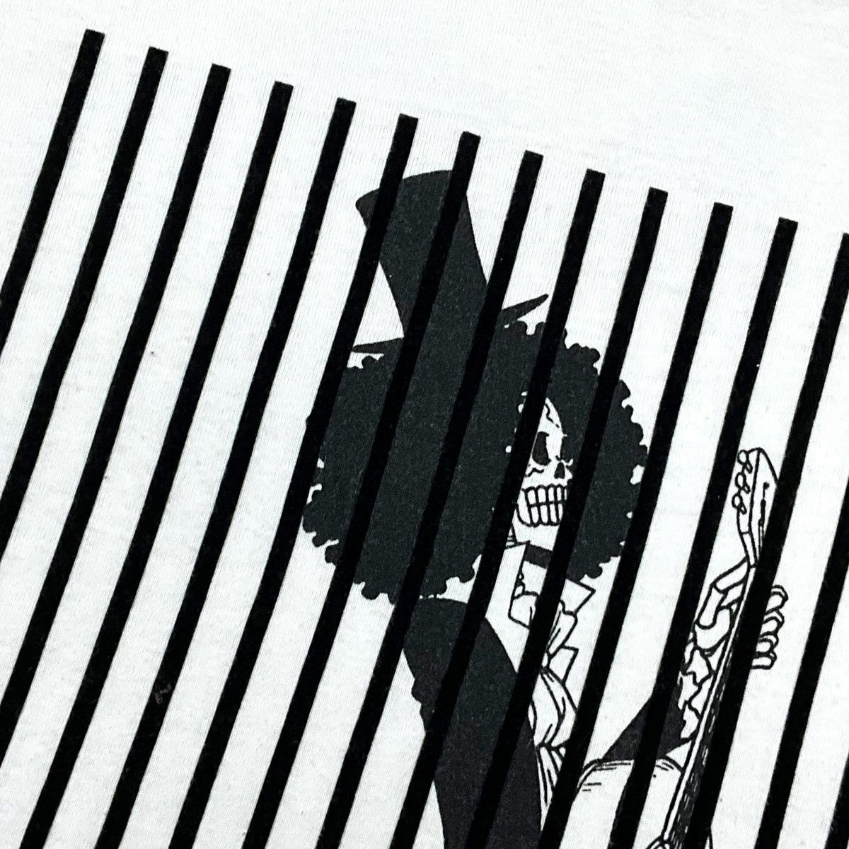 Uniqlo Uniqlo UT X ONE PIECE "BROOK" Tee Size US XL / EU 56 / 4 - 4 Thumbnail