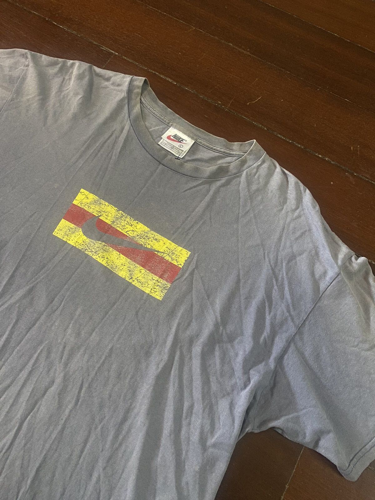 Nike Vintage Nike Big Logo box logo Oversized Tee Y2K USA faded Size US L / EU 52-54 / 3 - 7 Thumbnail