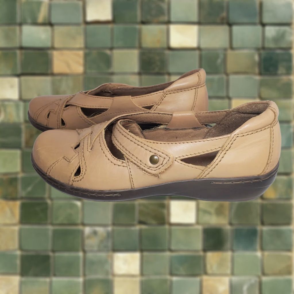 Clarks Clarks Wmns Strappy Flat Comfort Sandals Sz 6.5 Tan Beige Leather Preppy Summer Size US 7 / IT 37 - 1 Thumbnail
