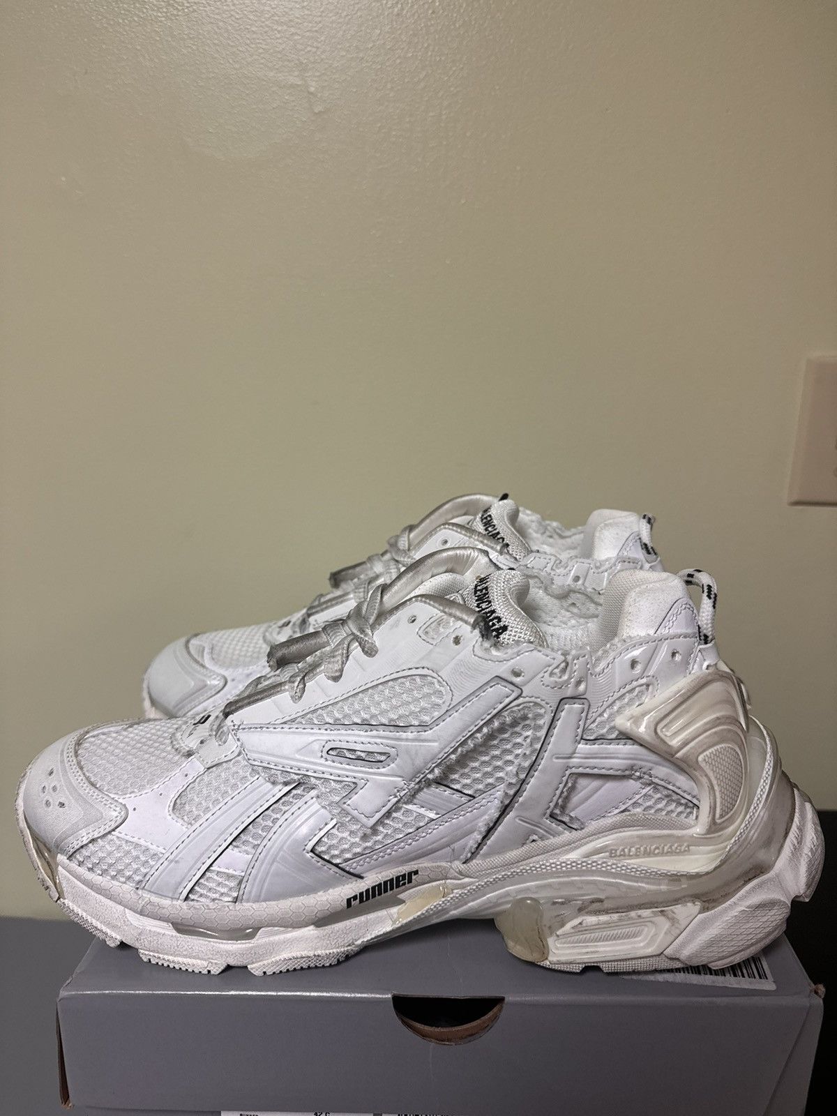 Balenciaga Balenciaga White Runner 42 Size US 9 / EU 42 - 1 Thumbnail