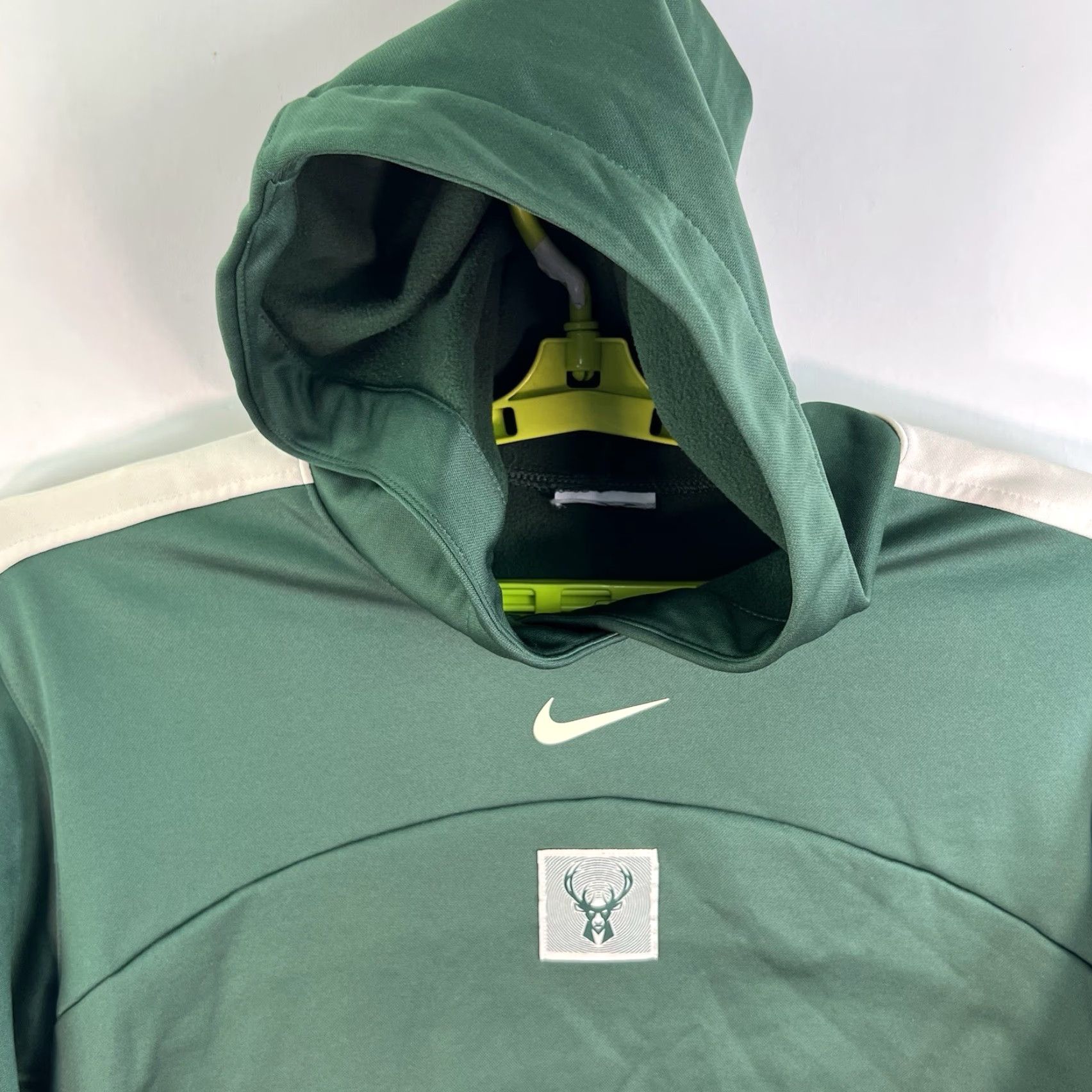 Nike Vintage Nike Milwaukee Bucks NBA Hooded Sweatshirt Adult Size L Green Therma-Fit Size US L / EU 52-54 / 3 - 5 Thumbnail