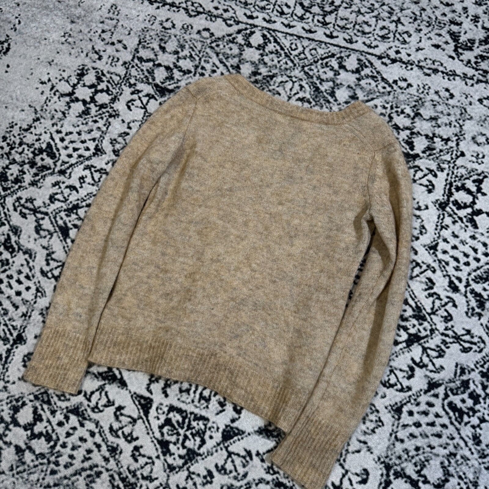 Vintage Vintage Women's Beige Wool V-Neck Sweater Size S 90s Size US S / EU 44-46 / 1 - 11 Thumbnail