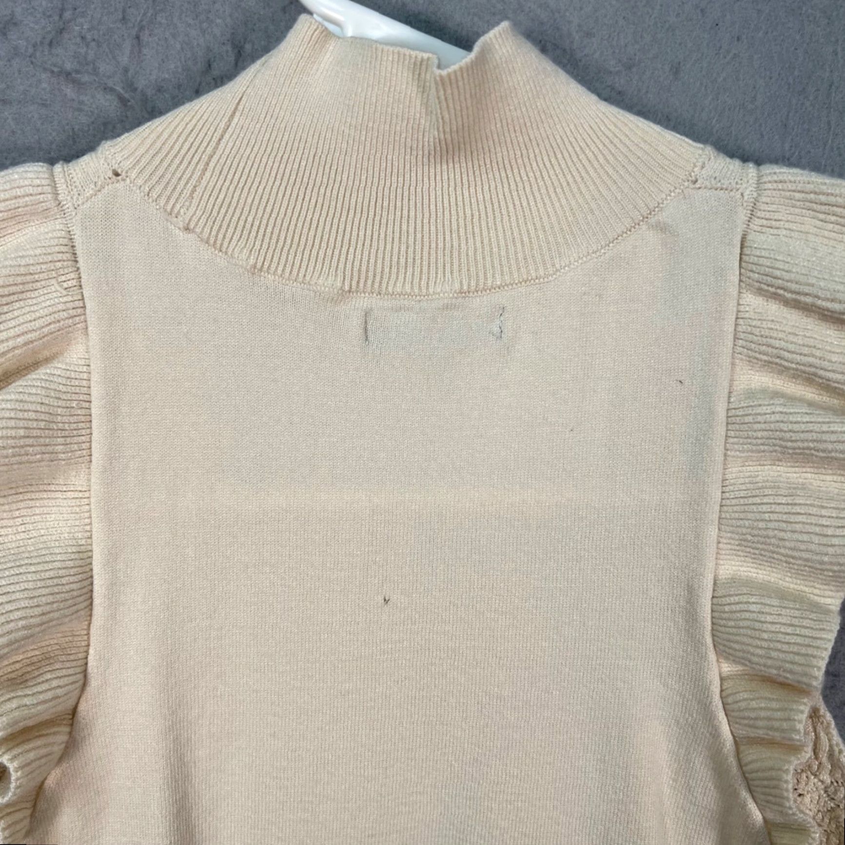 Vintage WHO WHAT WEAR Women's XS Cream Sleeveless Knit Top Ruffle Trim Lace Detail Mock Neck Casual Blouse Womens XS Cream Knit Top 90s? Size XS / US 0-2 / IT 36-38 - 7 Thumbnail
