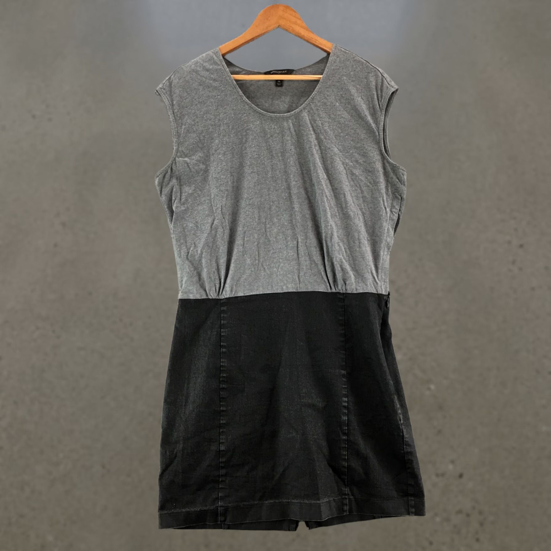 Banana Republic Banana Republic Mini Dress Womens 14 Grey Sleeveless Round Neck Zip Back Dress Grey 14 Womens Casual Modern Classic 90s Fashion Ladies Size XL / US 12-14 / IT 48-50 - 1 Thumbnail