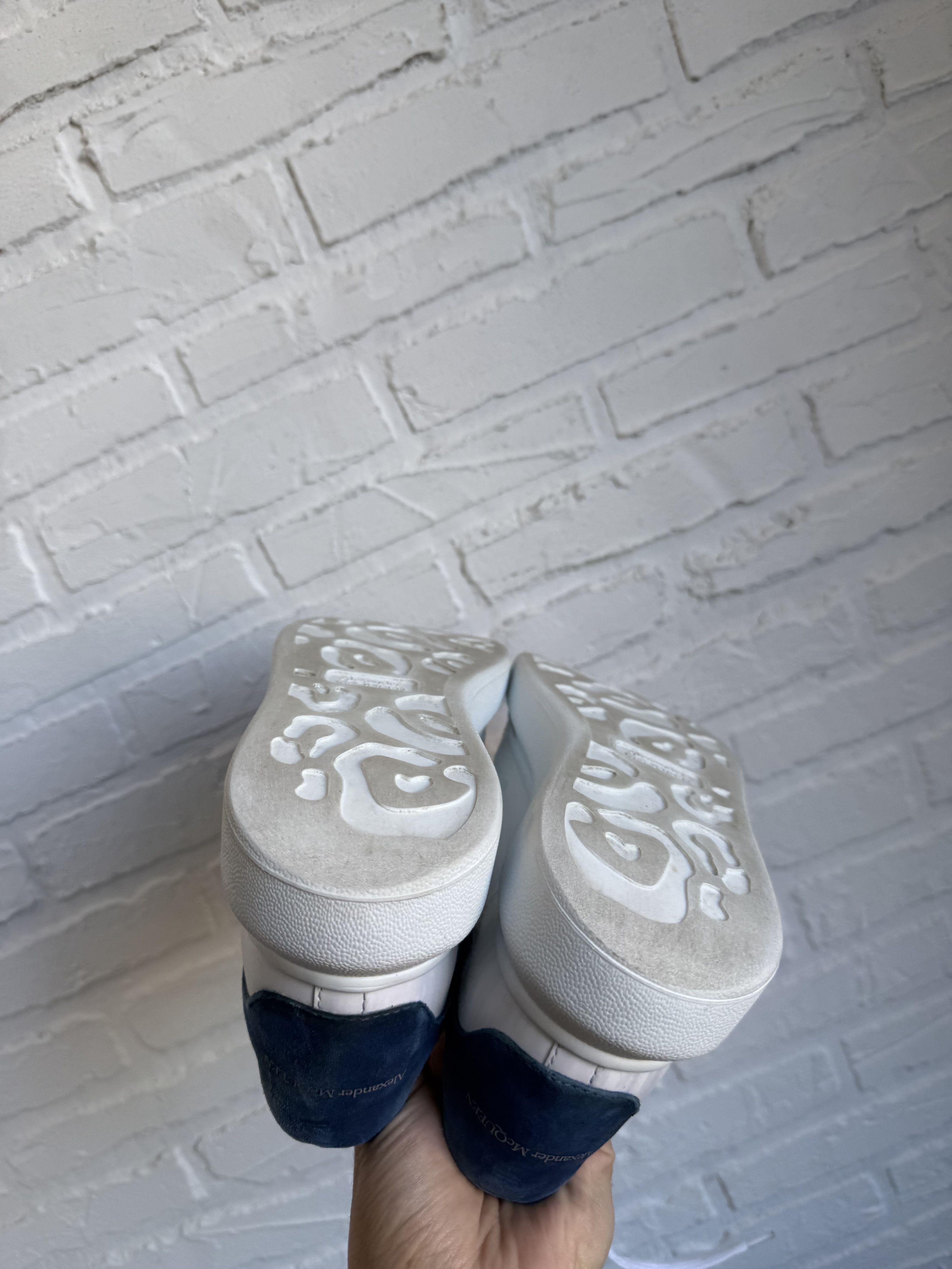 Alexander McQueen Alexander McQueen oversized sneakers white navy Size US 7 / IT 37 - 18 Thumbnail