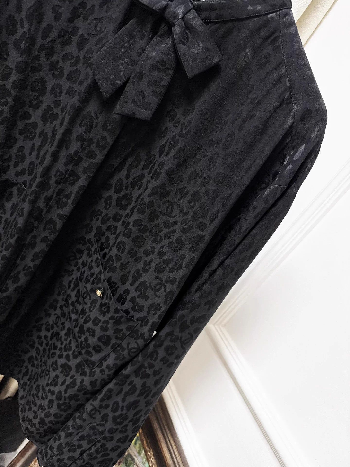 Chanel Chanel 23A Black Leopard Camellia Bow Silk Shirt 36 Size XS / US 0-2 / IT 36-38 - 2 Thumbnail