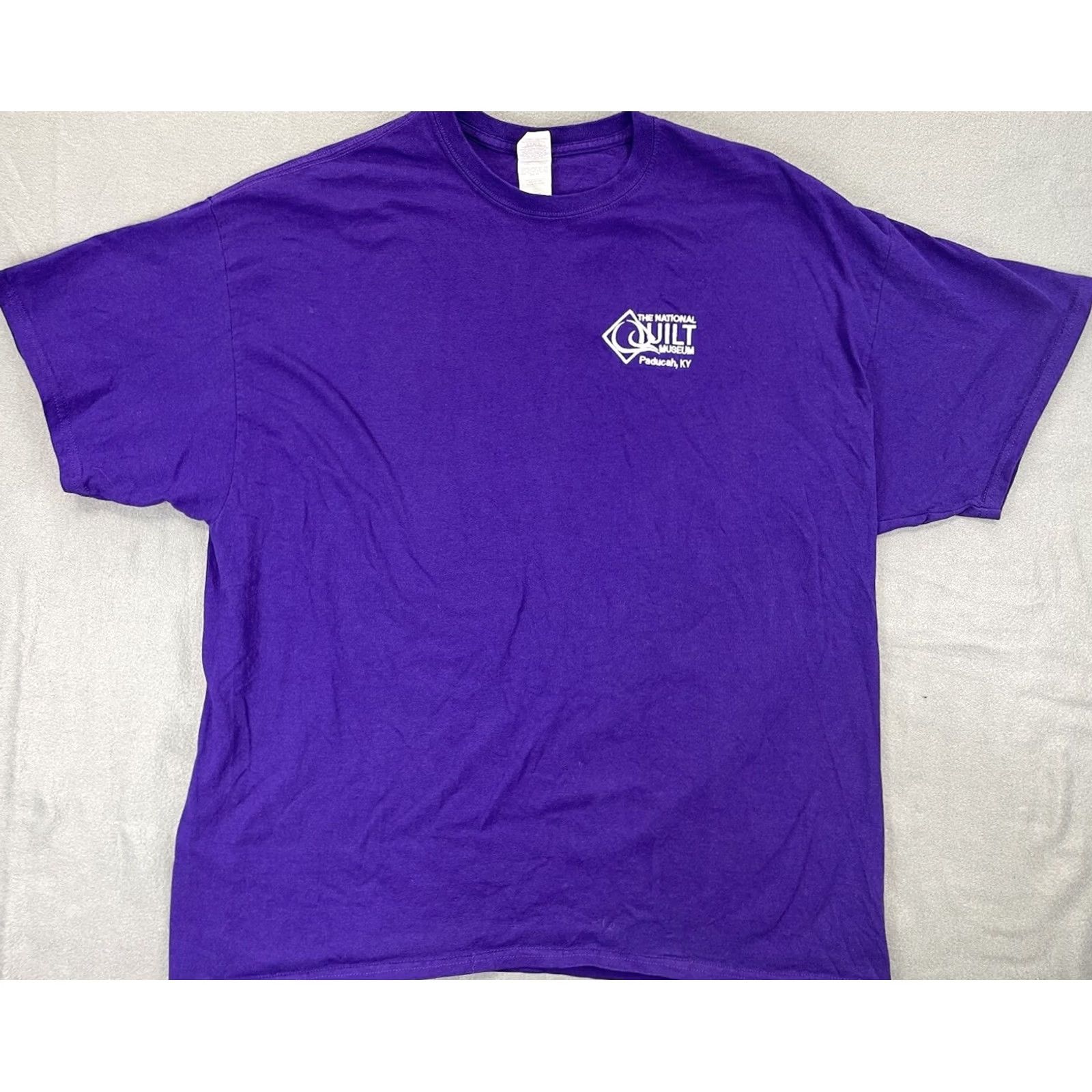 Gildan National Quilt Museum Paducah Kentucky Embroidered Purple 2XL T Shirt Size US XXL / EU 58 / 5 - 2 Thumbnail
