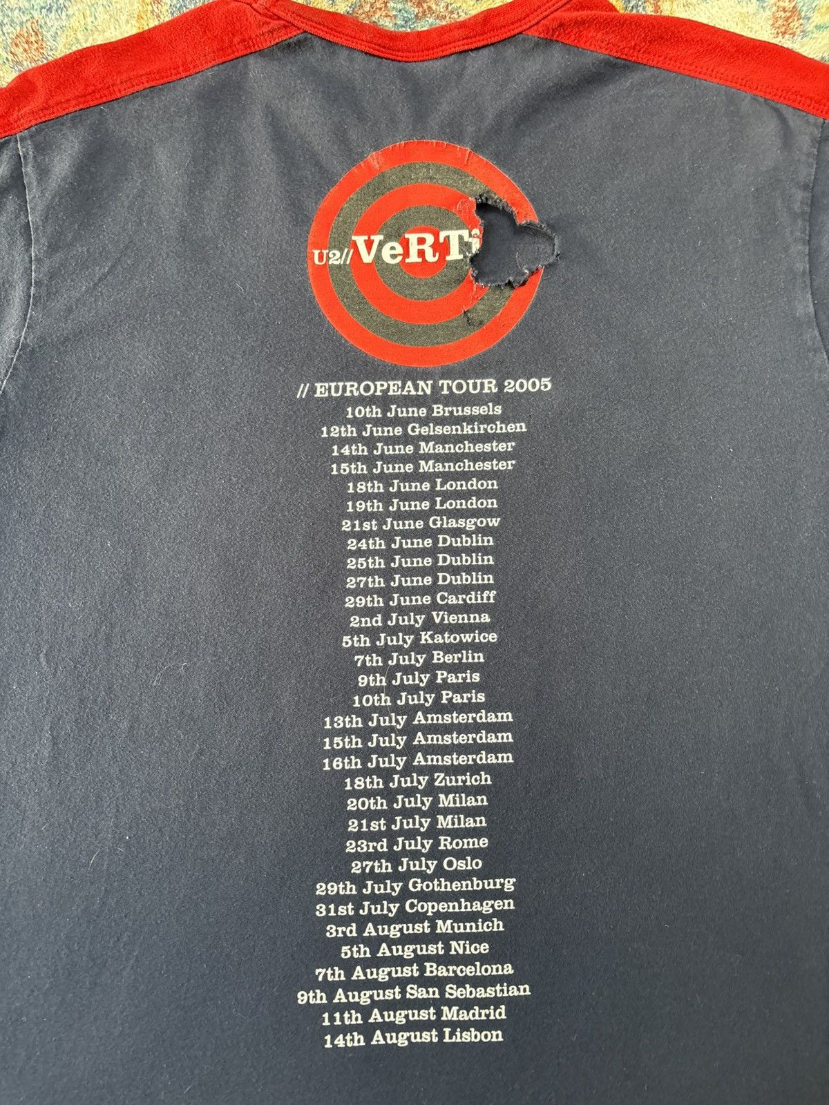 Band Tees Vintage U2 How To Dismantle An Atomic Bomb Band T-shirt Size US M / EU 48-50 / 2 - 6 Thumbnail