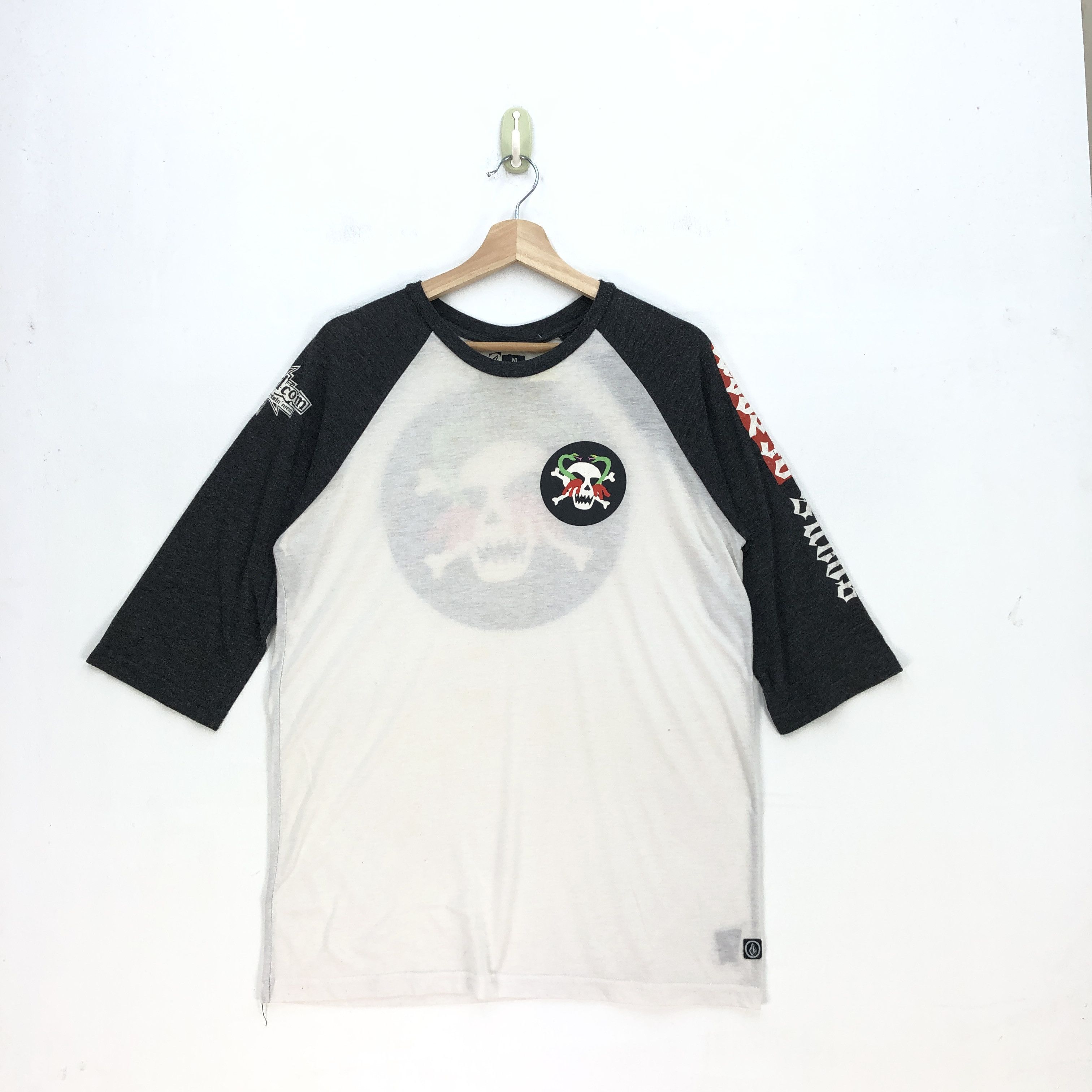 Vintage Volcom T Shirt Snake Skulls Volcom Surf Skater Tees Size US S / EU 44-46 / 1 - 1 Thumbnail