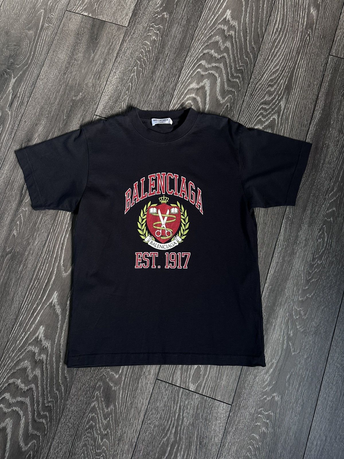 BALENCIAGA バックロゴ Tシャツ ブラック 1917 Balenciaga college 1917のカレッジロゴ Tシャツ - メルカリ